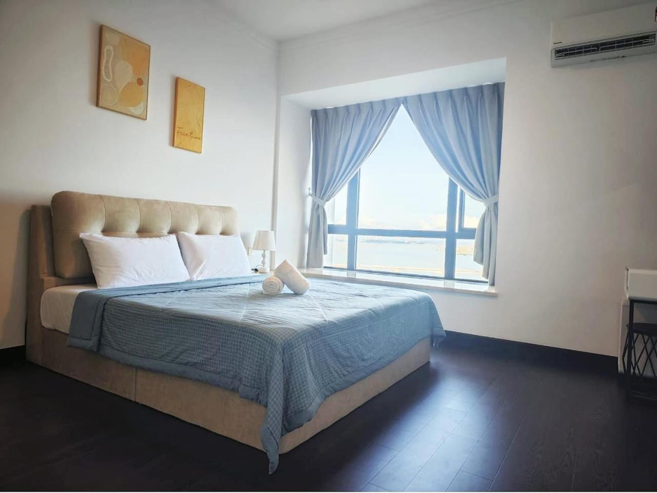 TheBess Hotel Tokyo is located adjacent to Singapore and offers a sea viewIt is a family business smart room with the sea view of Princess Bay富力公主湾
