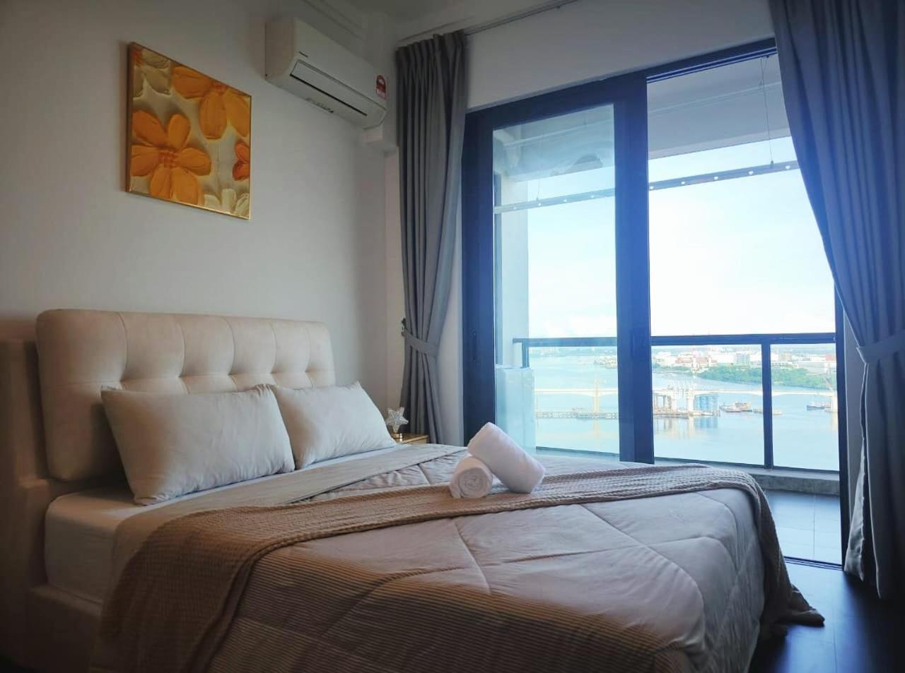 TheBess Hotel Tokyo is located adjacent to Singapore and offers a sea viewIt is a family business smart room with the sea view of Princess Bay富力公主湾