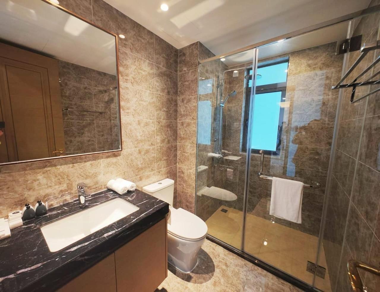 TheBess Hotel Tokyo is located adjacent to Singapore and offers a sea viewIt is a family business smart room with the sea view of Princess Bay富力公主湾