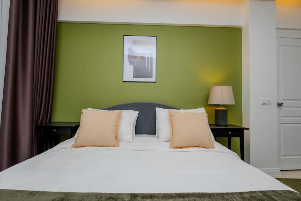 3-Bedroom Apartment with View and Balcony