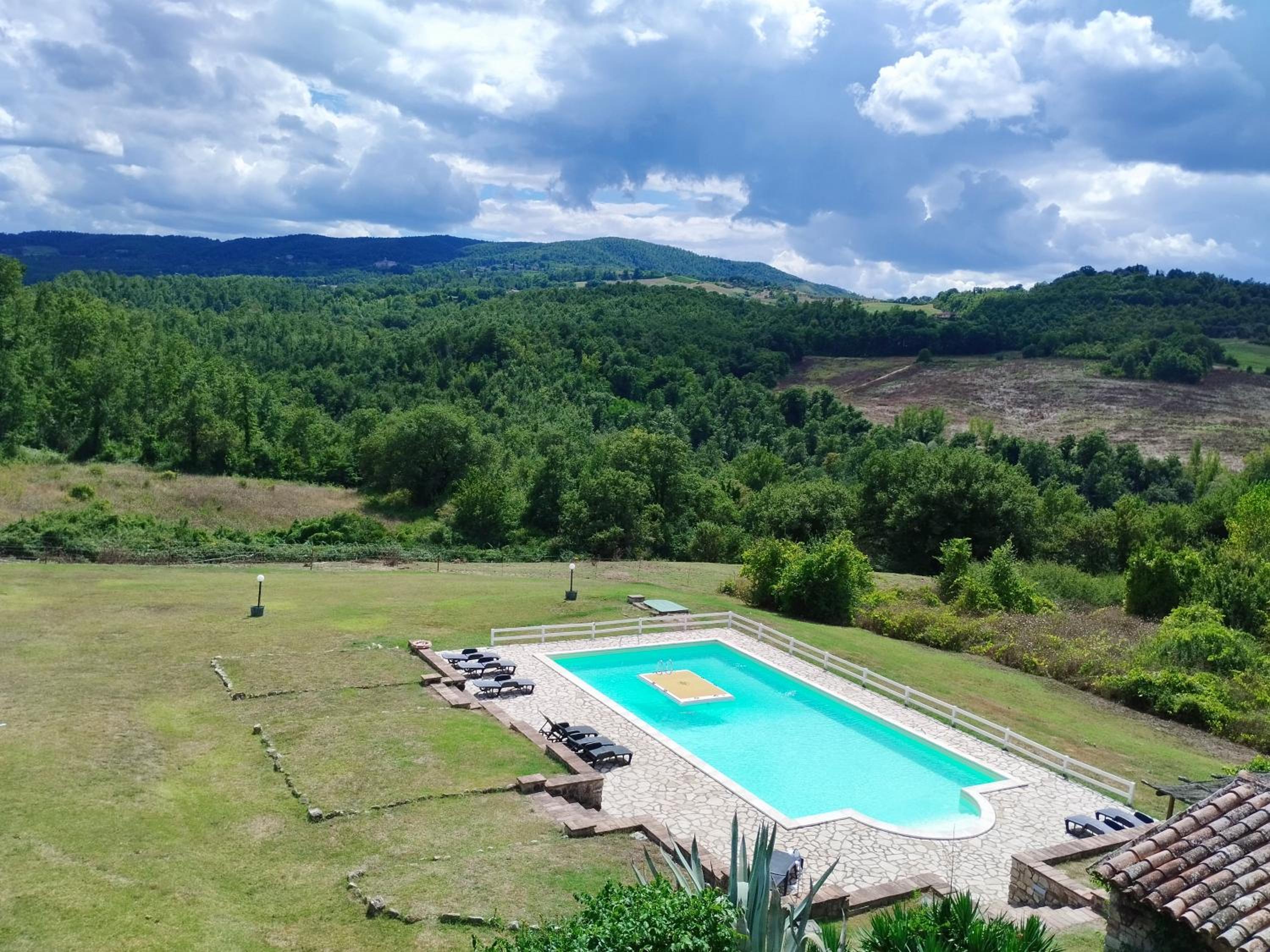 Umbrian Farmhouse Retreat with Private Pool and Garden view 3