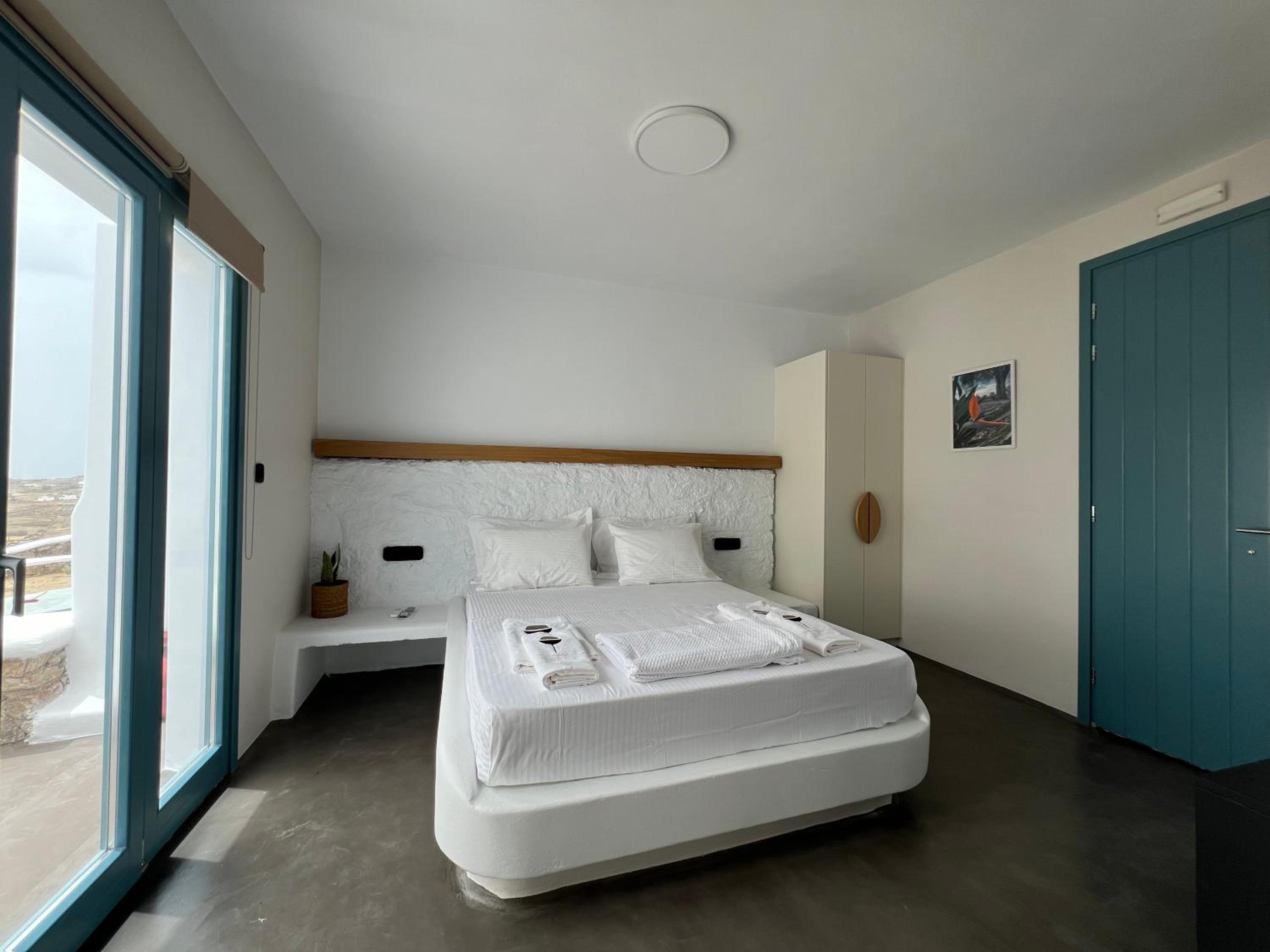 Thronos Suites