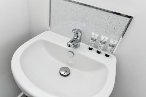 Church Street Flat 6 - Minimalist Studio in Basford view 3