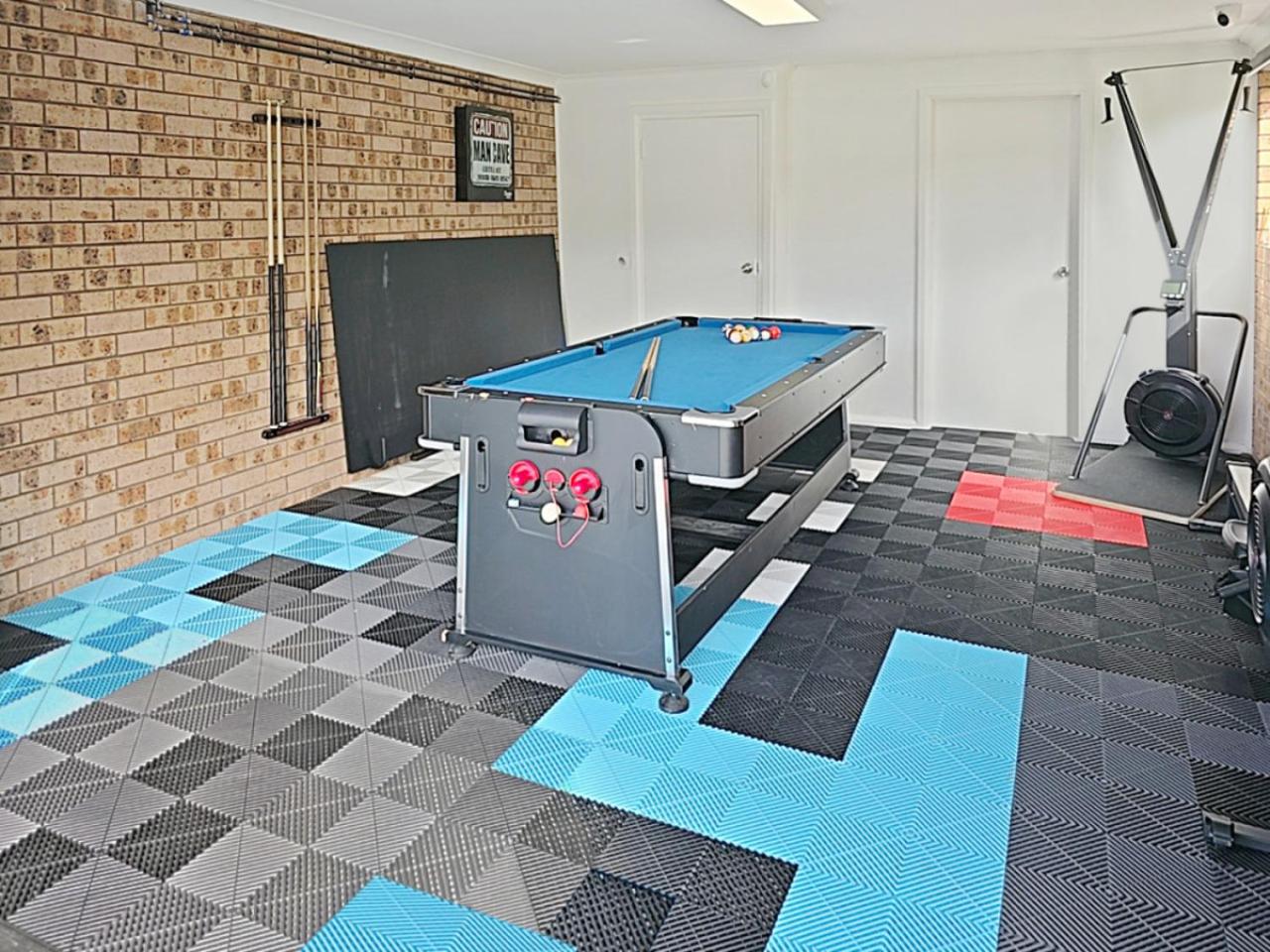 Skyes Beach House - The Entertainer - Group Saver