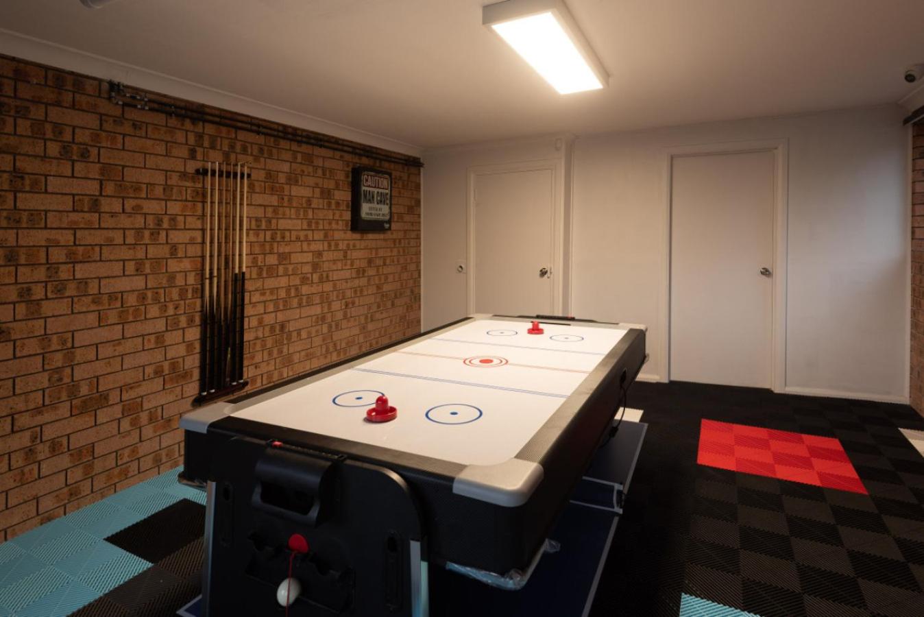 Skyes Beach House - The Entertainer - Group Saver