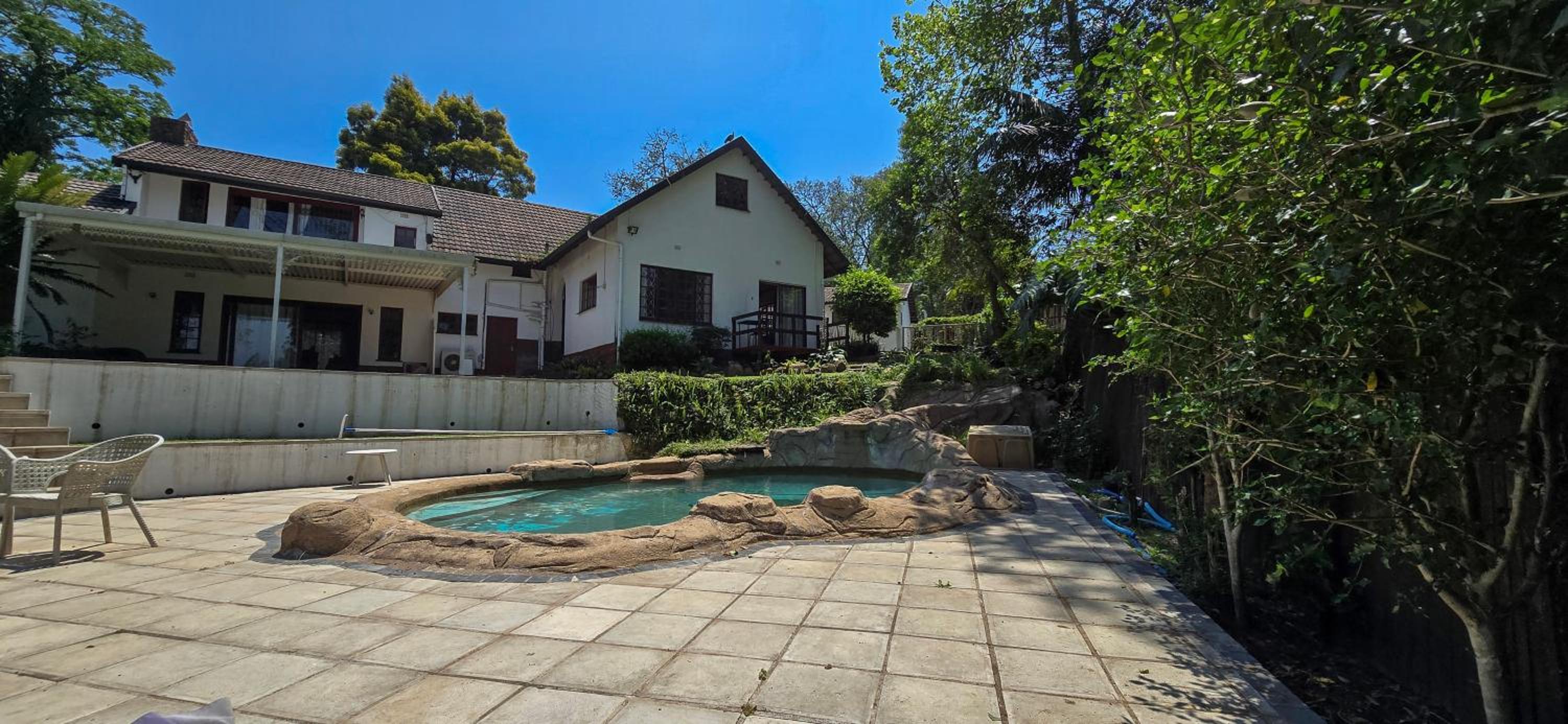 Angazi Guesthouse Unit 2 - Upmarket one bedroom apartment with pool view 3