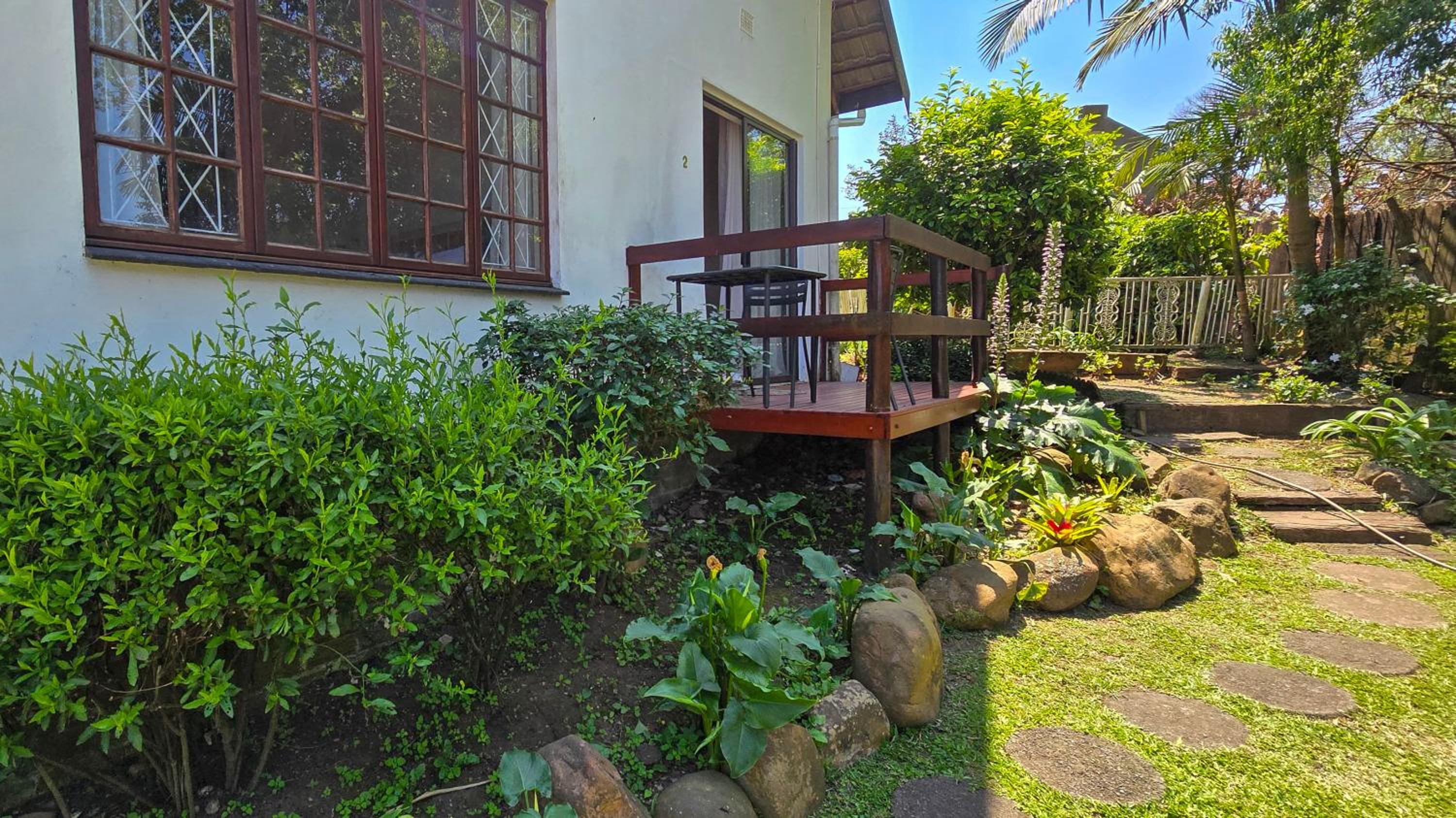 Angazi Guesthouse Unit 2 - Upmarket one bedroom apartment with pool view 4