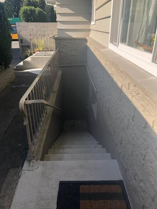 Seattle Vacations - Private Apt SAUNA, kitchen, living room - Property Image 3