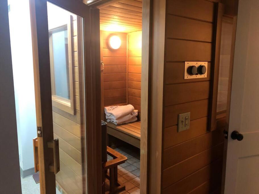 Seattle Vacations - Private Apt SAUNA, kitchen, living room - Property Image 4