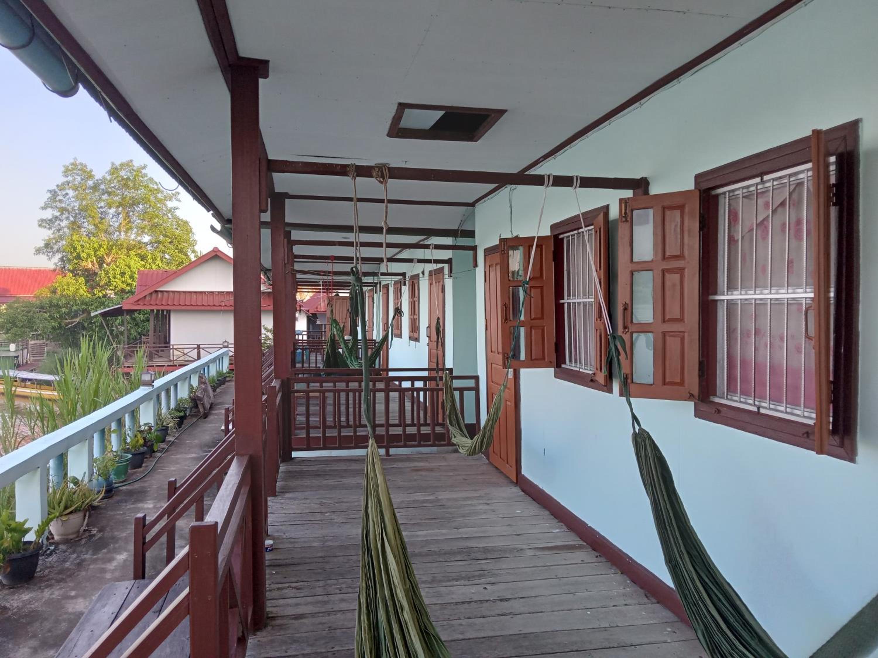 Sunset bar bungalows