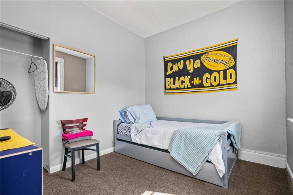 3Bed Perfect Retreat in Pittsburgh - Apt 2 view 3