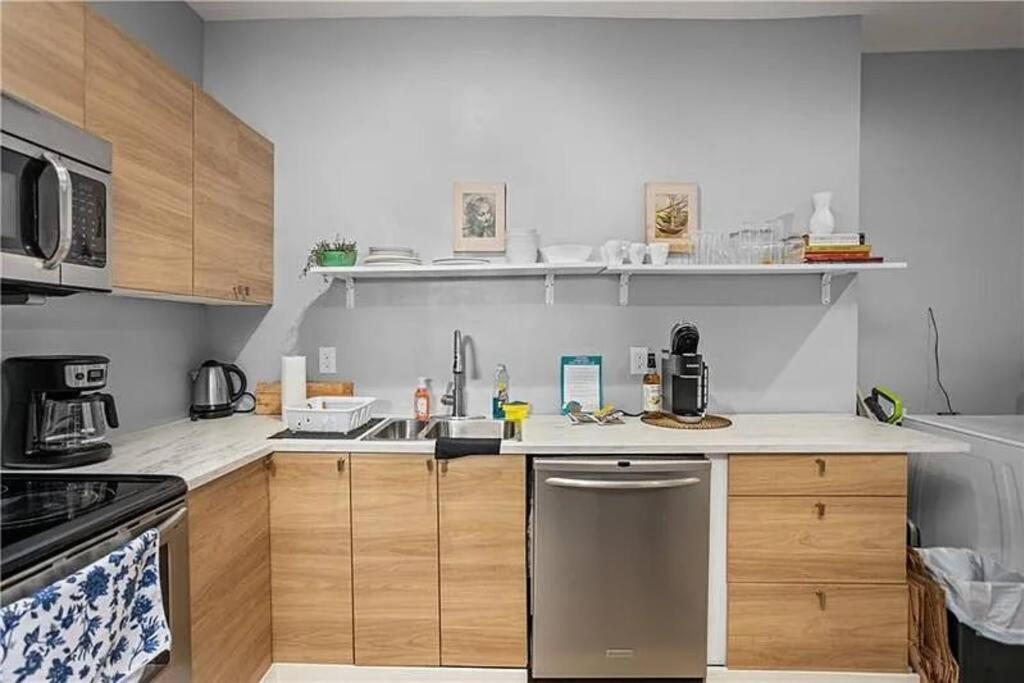3Bed Perfect Retreat in Pittsburgh - Apt 2 view 4