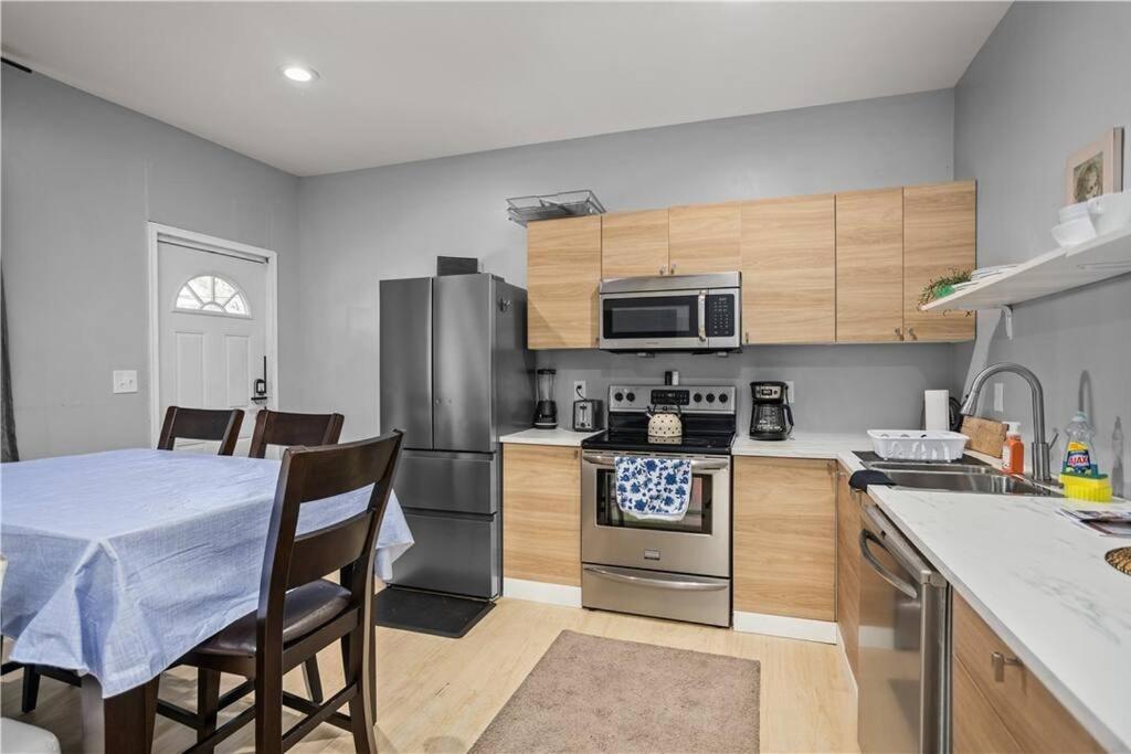 3Bed Perfect Retreat in Pittsburgh - Apt 2 view 5