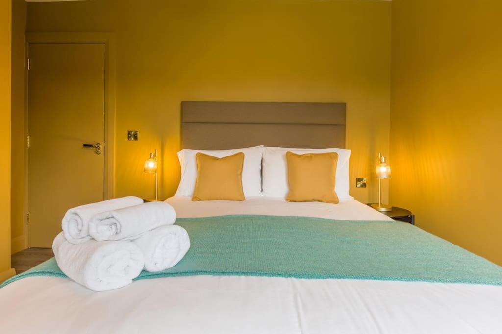 Luxury Eleven Bedroom House Sleeps 23 5-10 mins walk from town Centre view 2