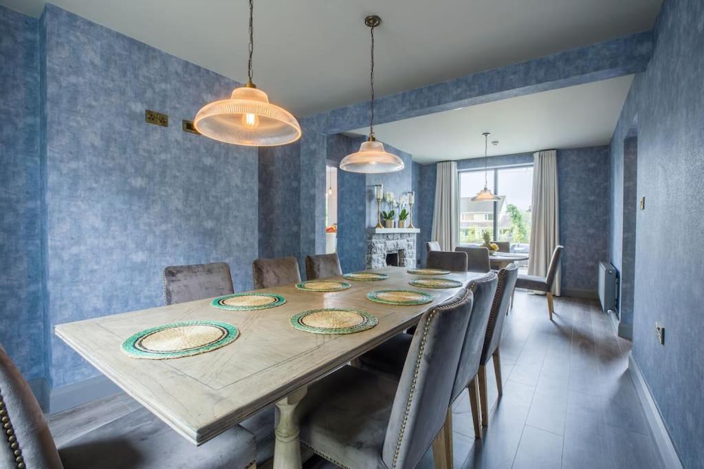 Luxury Eleven Bedroom House Sleeps 23 5-10 mins walk from town Centre view 5