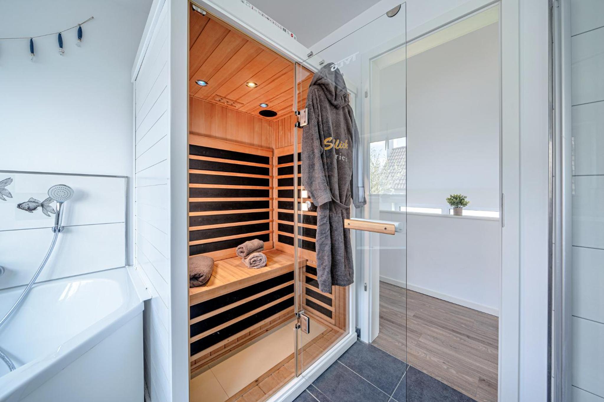 Ferienhaus An der Ostsee by Seeblick Ferien ORO, direkte Wasserlage,Sauna, E-Säule