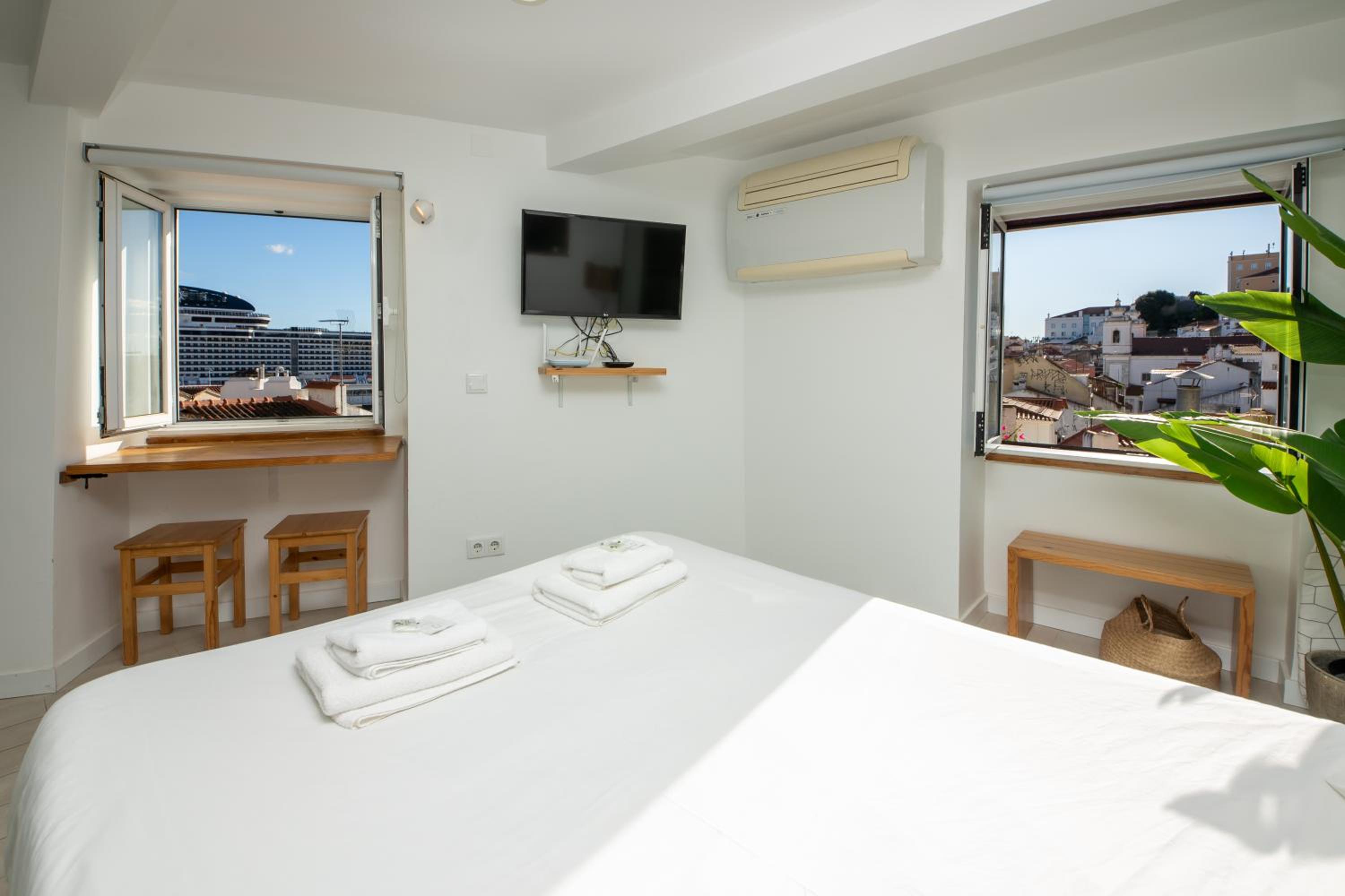 Stunning River View Studio in Historic Alfama