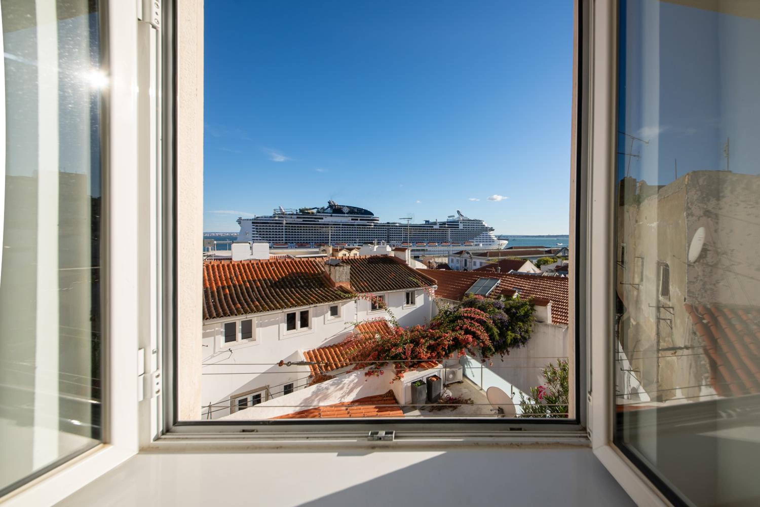 Stunning River View Studio in Historic Alfama