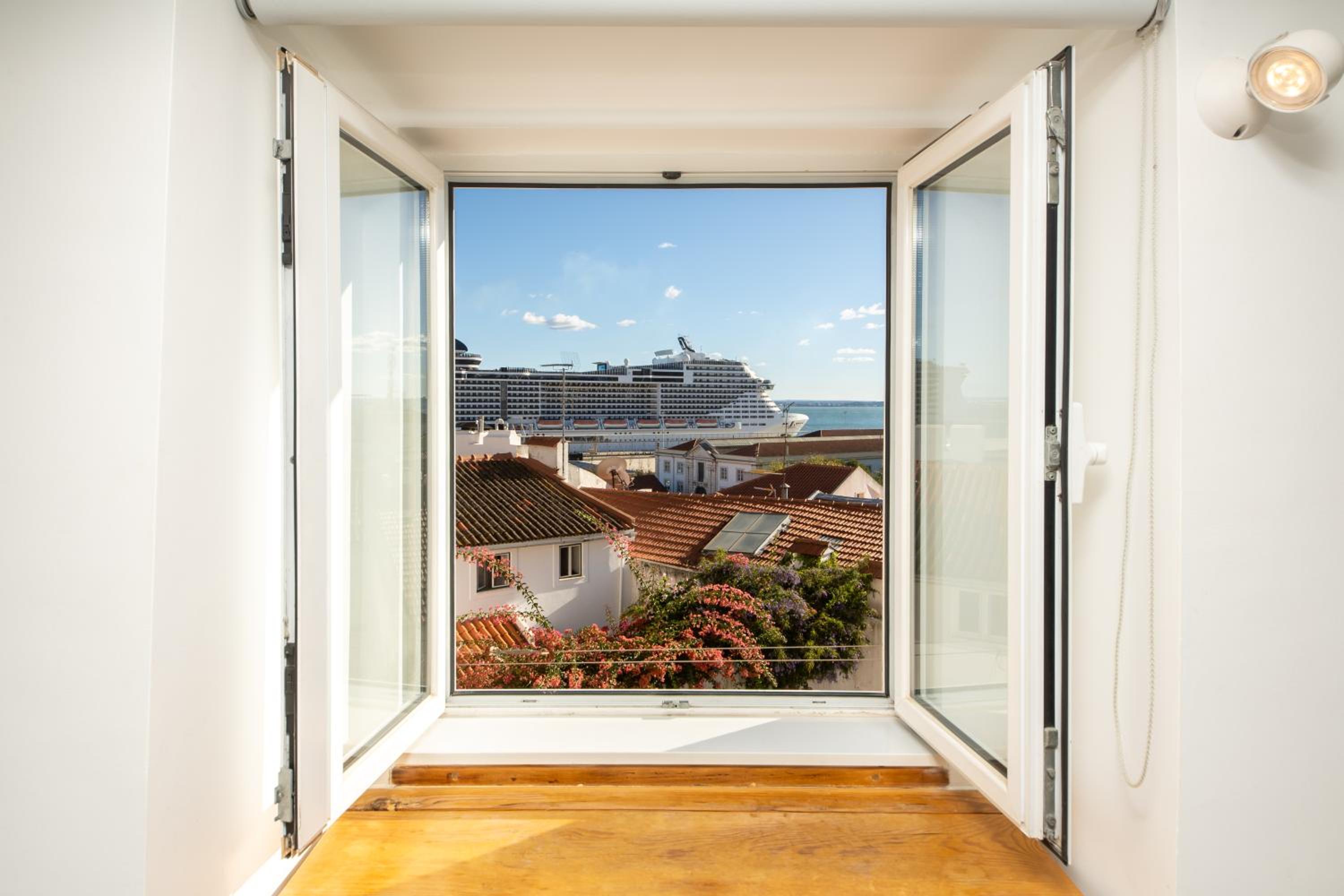 Stunning River View Studio in Historic Alfama