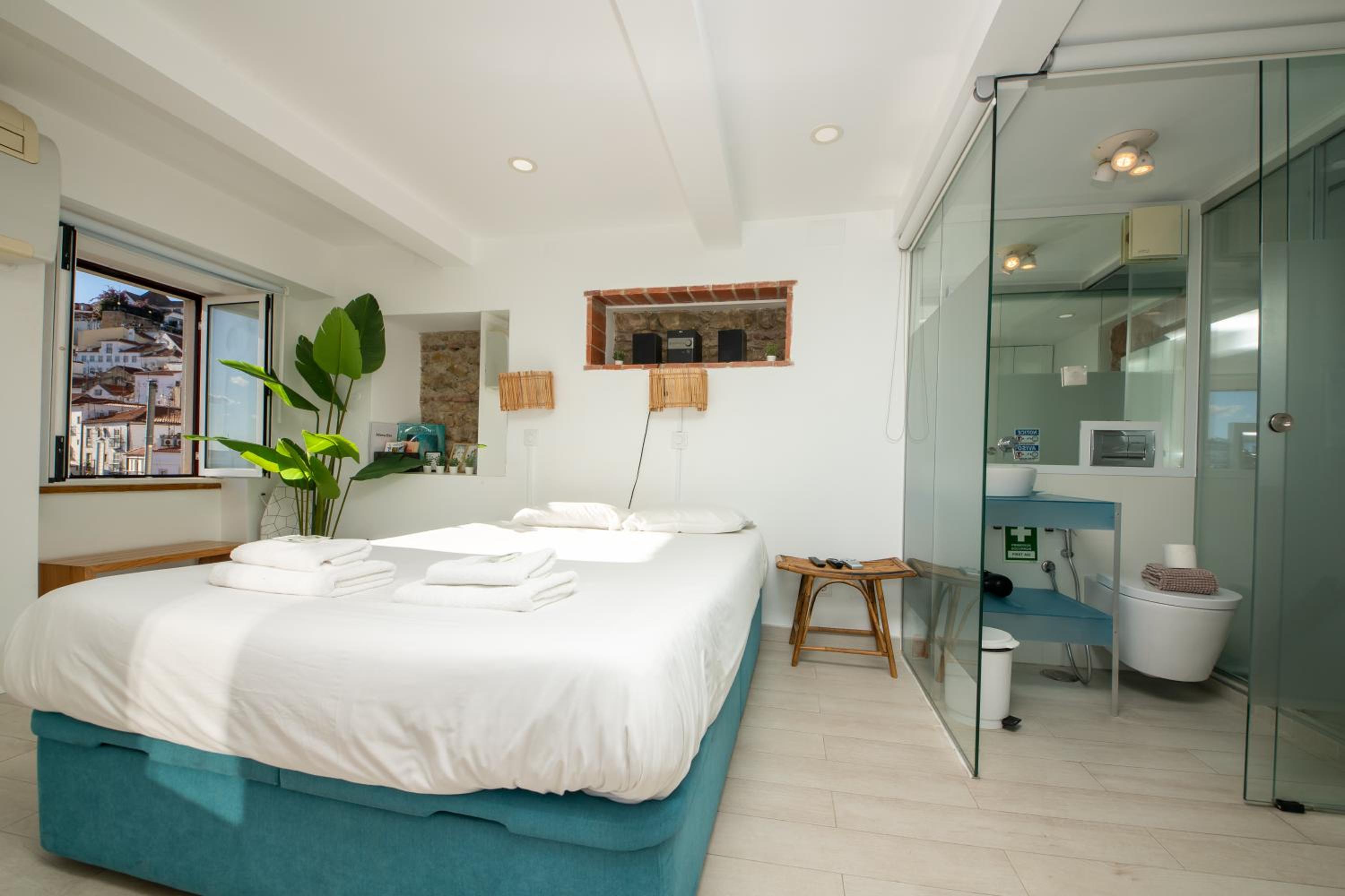 Stunning River View Studio in Historic Alfama
