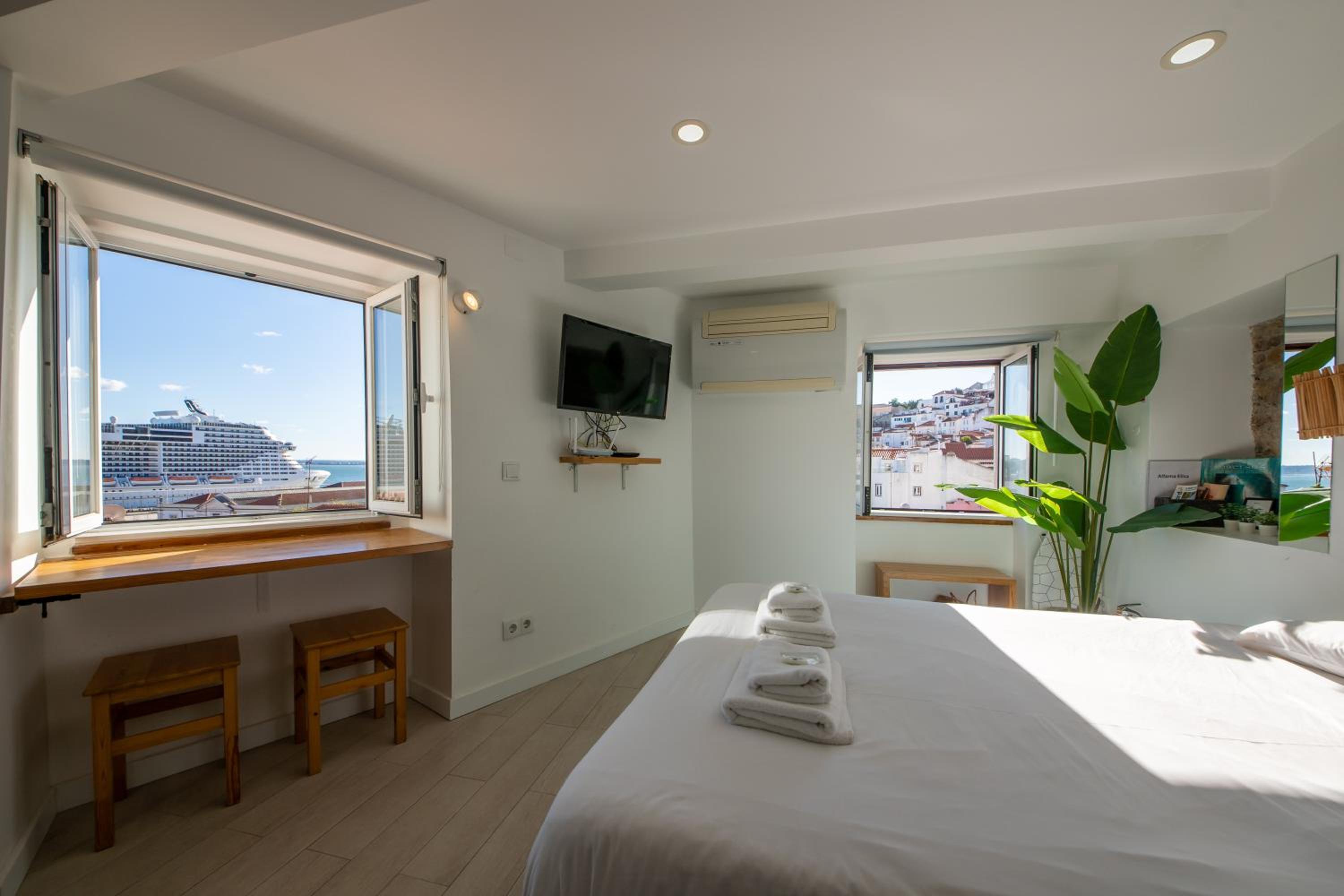 Stunning River View Studio in Historic Alfama