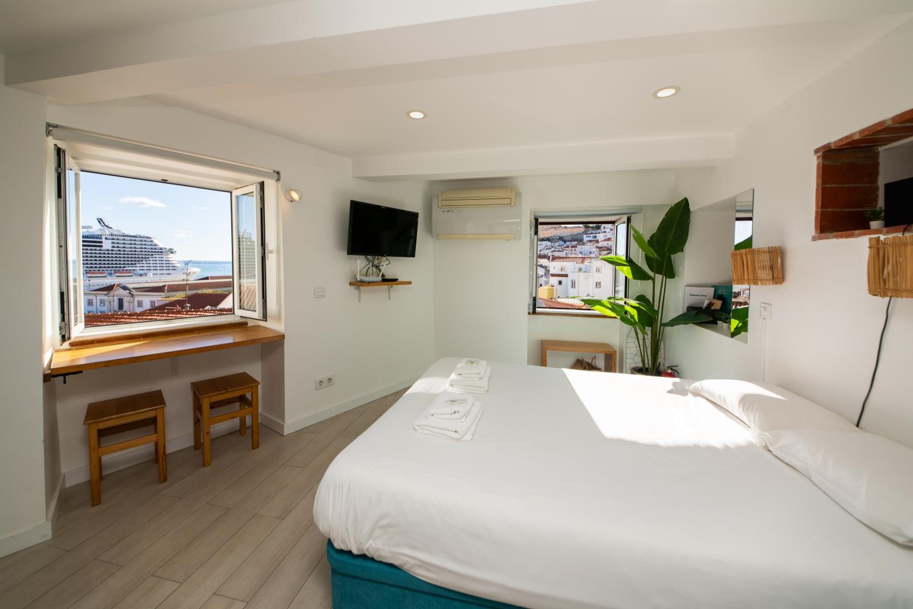 Stunning River View Studio in Historic Alfama