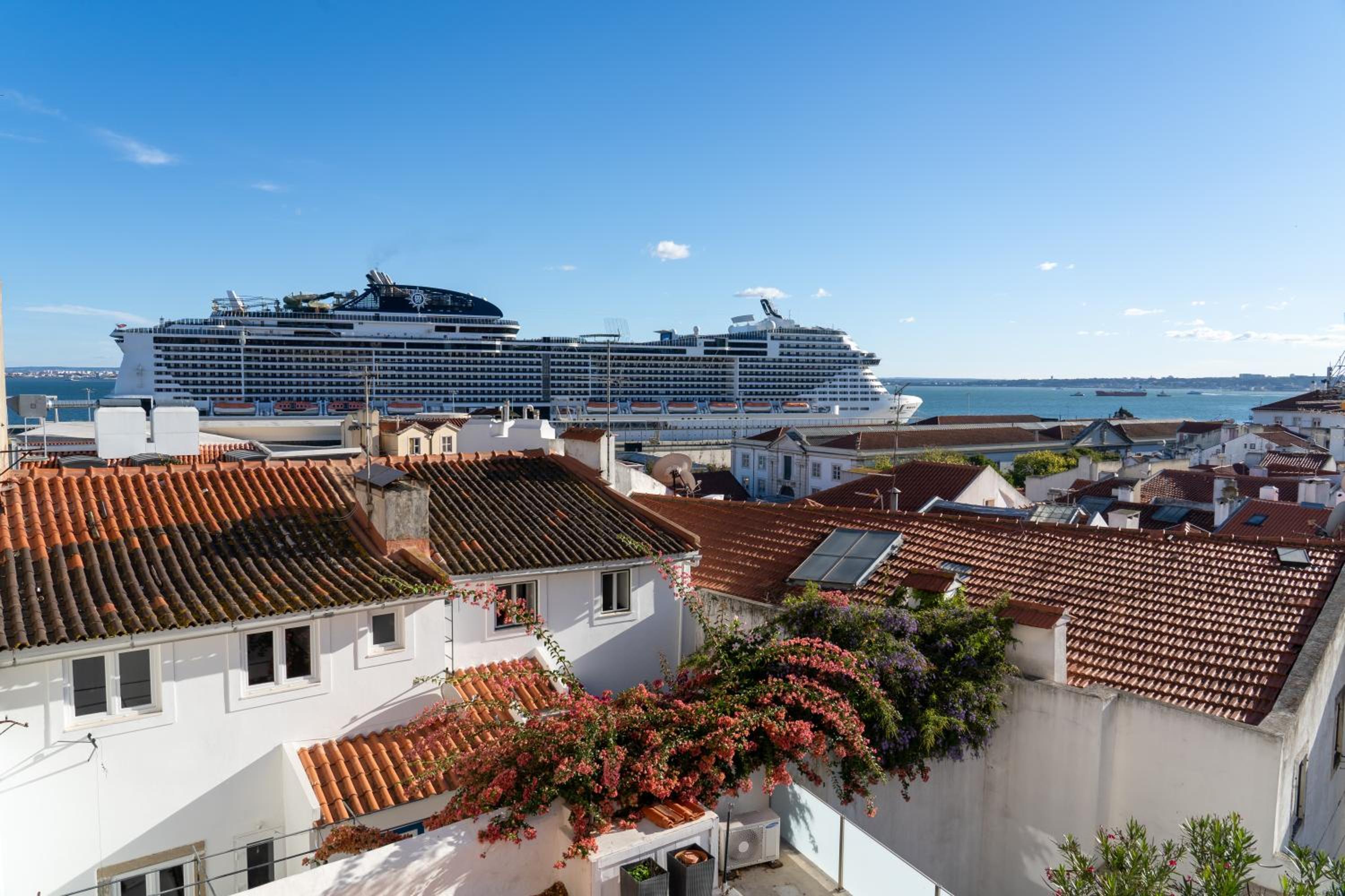 Stunning River View Studio in Historic Alfama
