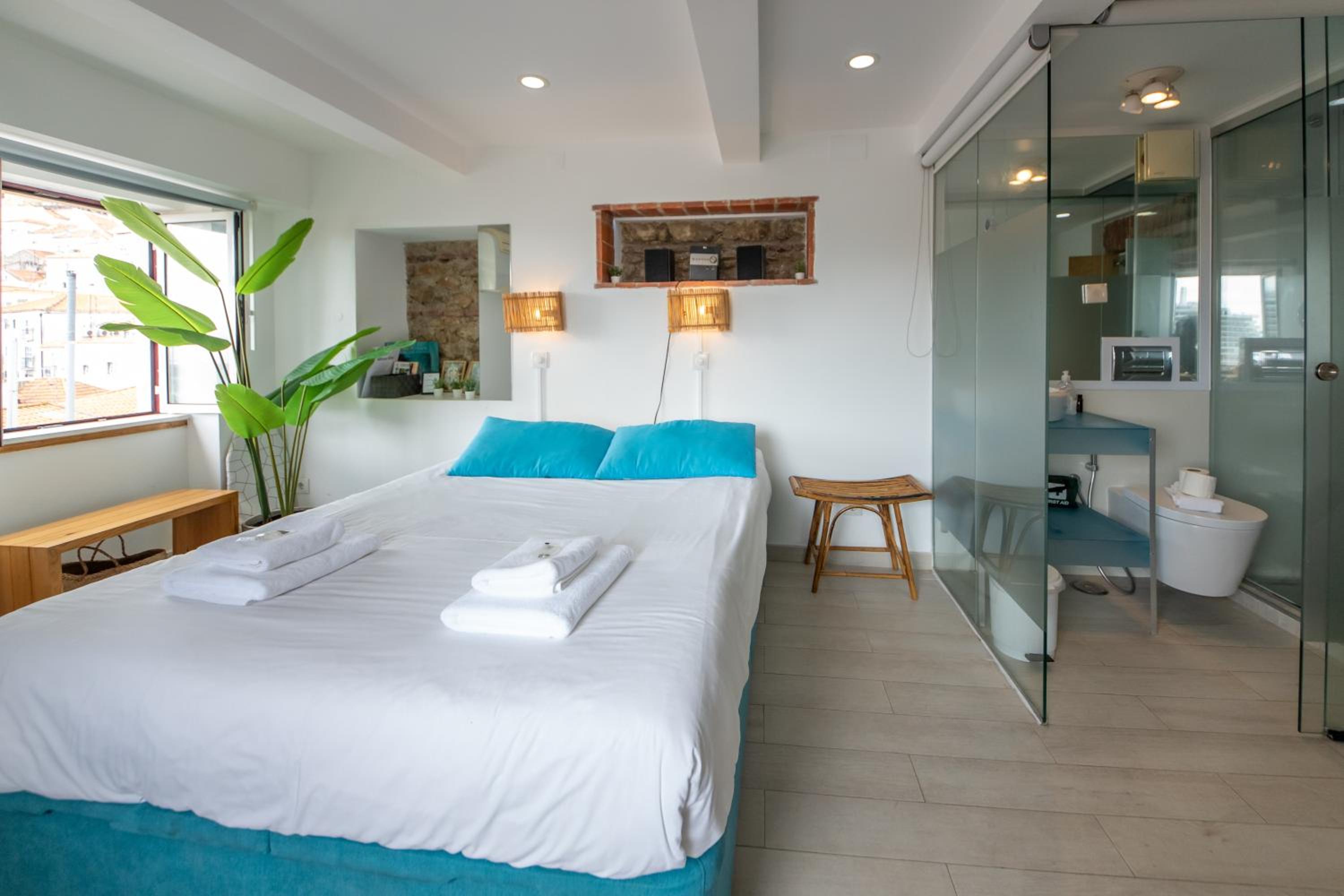 Stunning River View Studio in Historic Alfama