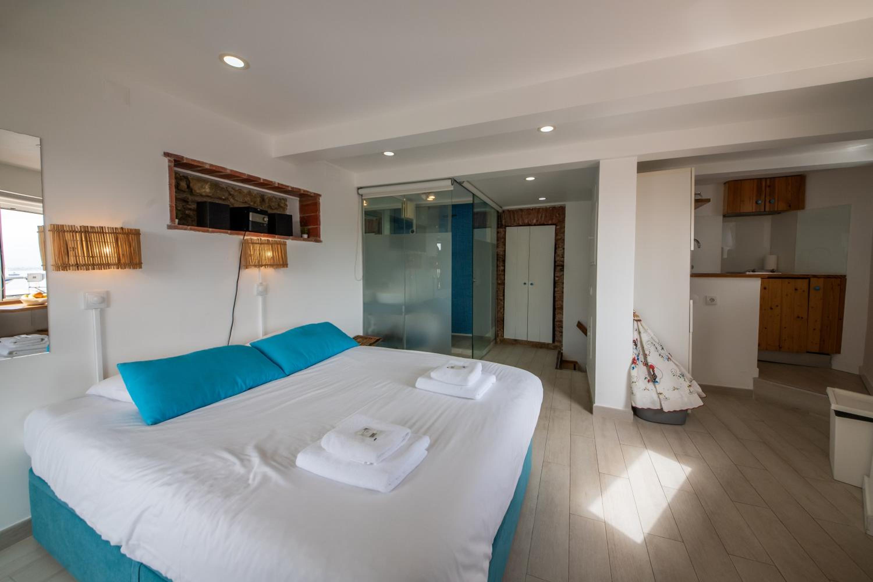 Stunning River View Studio in Historic Alfama