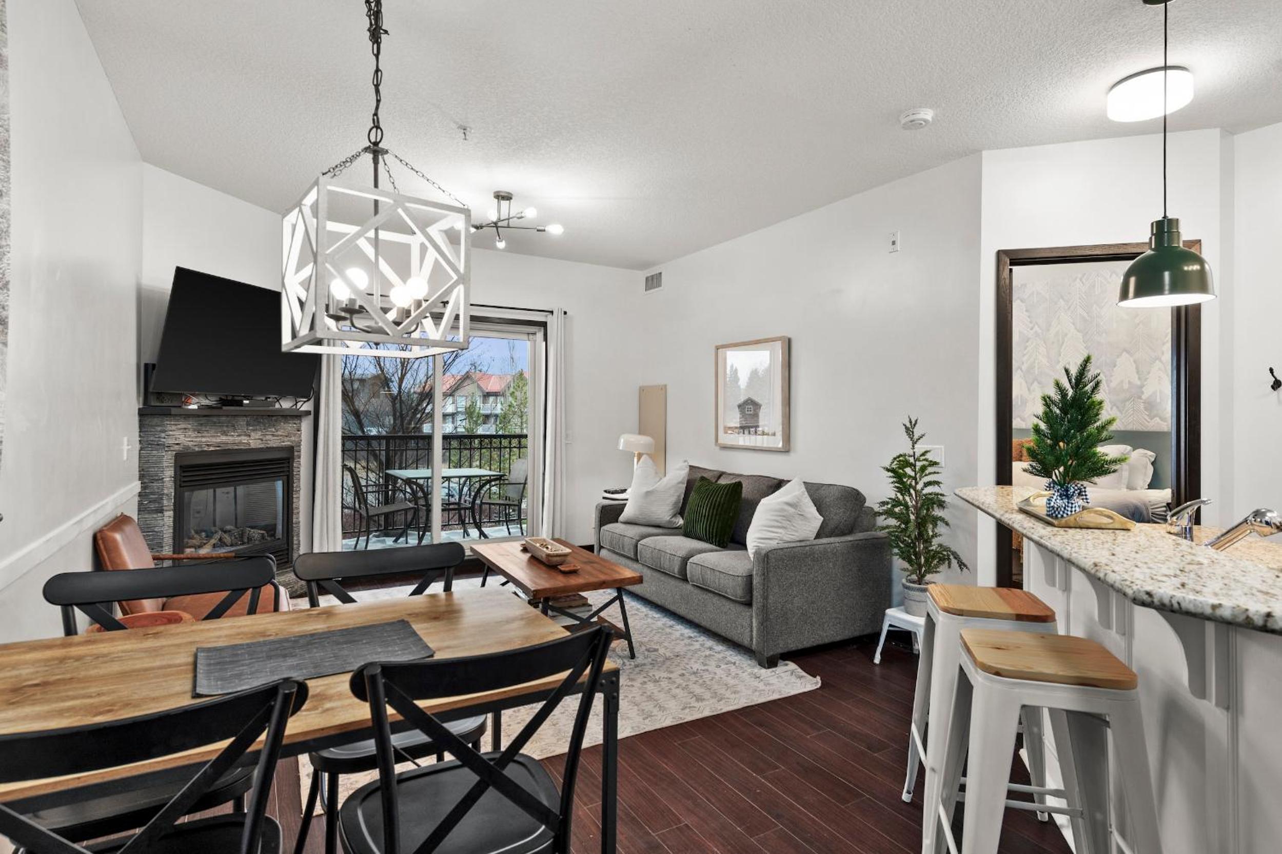 Chic Mountain View - Pool&HotTub - Fireplace - BBQ!