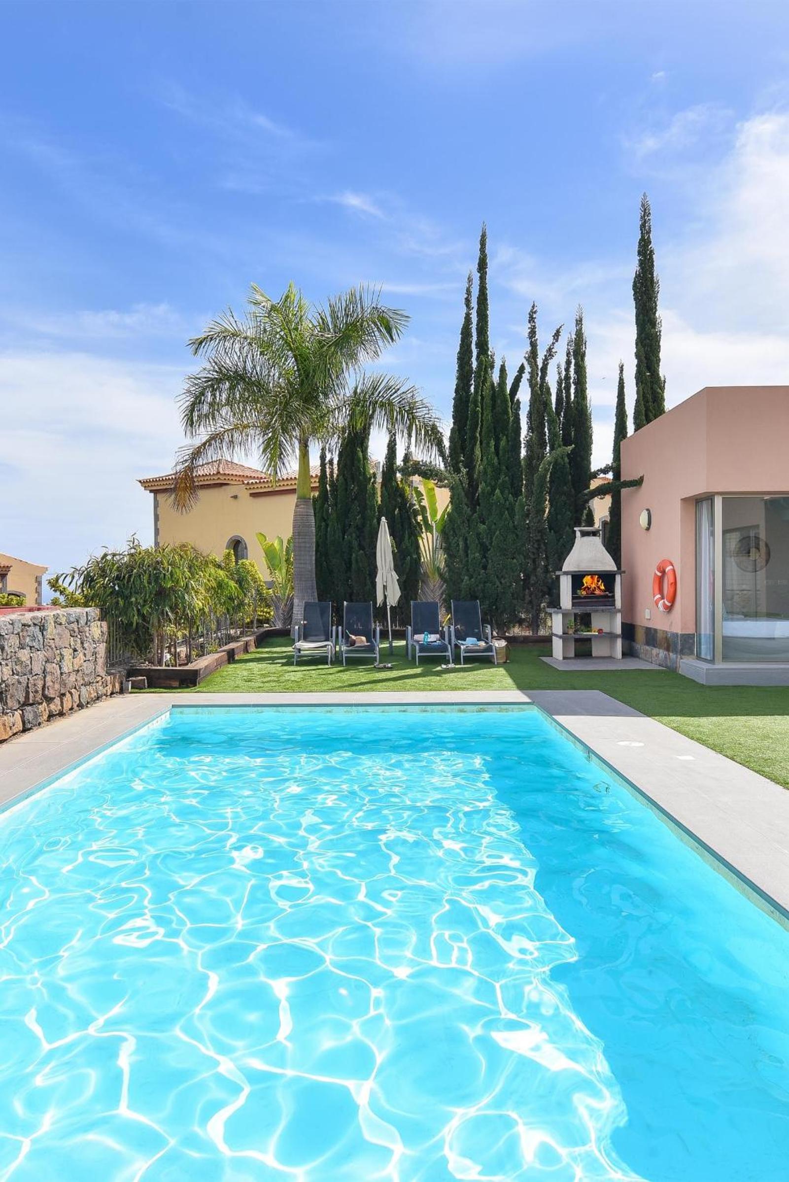 Villa Salobre Golf Ocho | Luxury Retreat in Gran Canaria | Private Outdoor Heatable Pool | BBQ Facilities | Shaded Outdoor Dining Area | Salobre Golf Resor photo 4