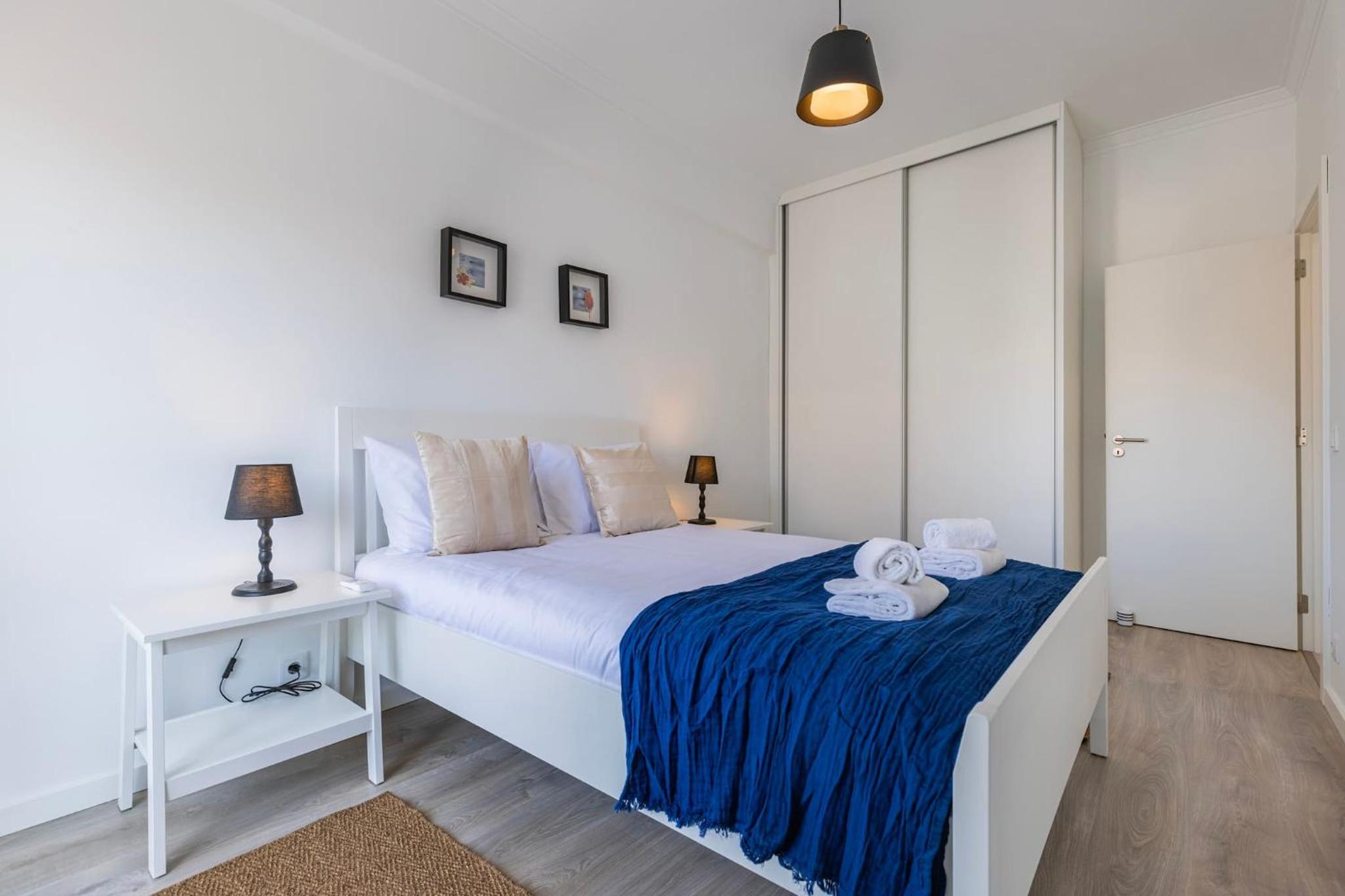 Urban Elegance Apartment en Almada — hotel room