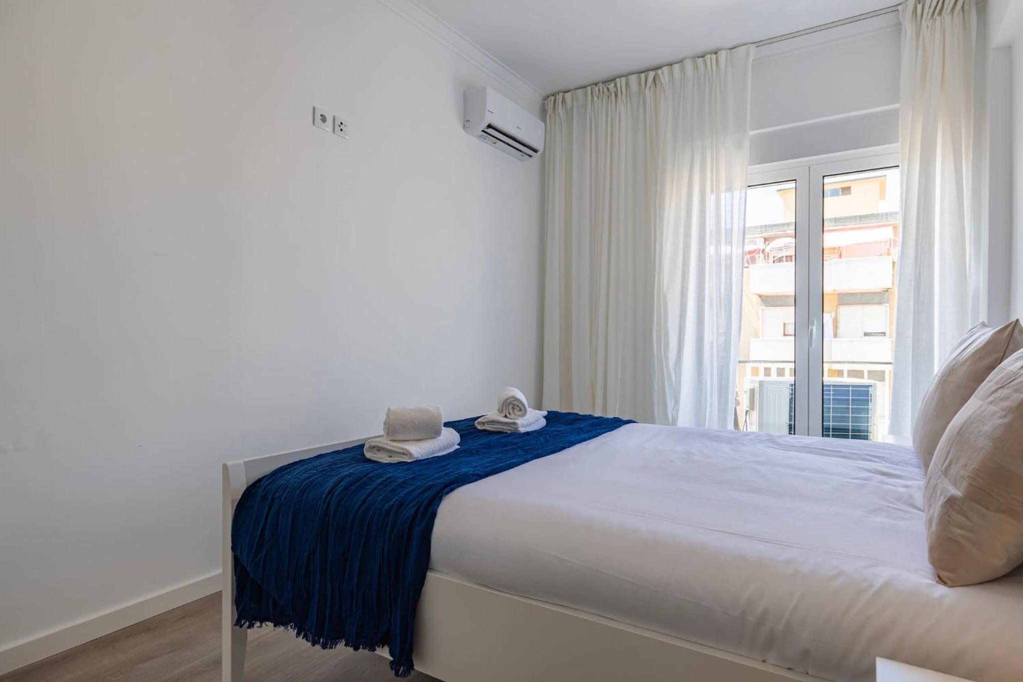 Urban Elegance Apartment en Almada — hotel room