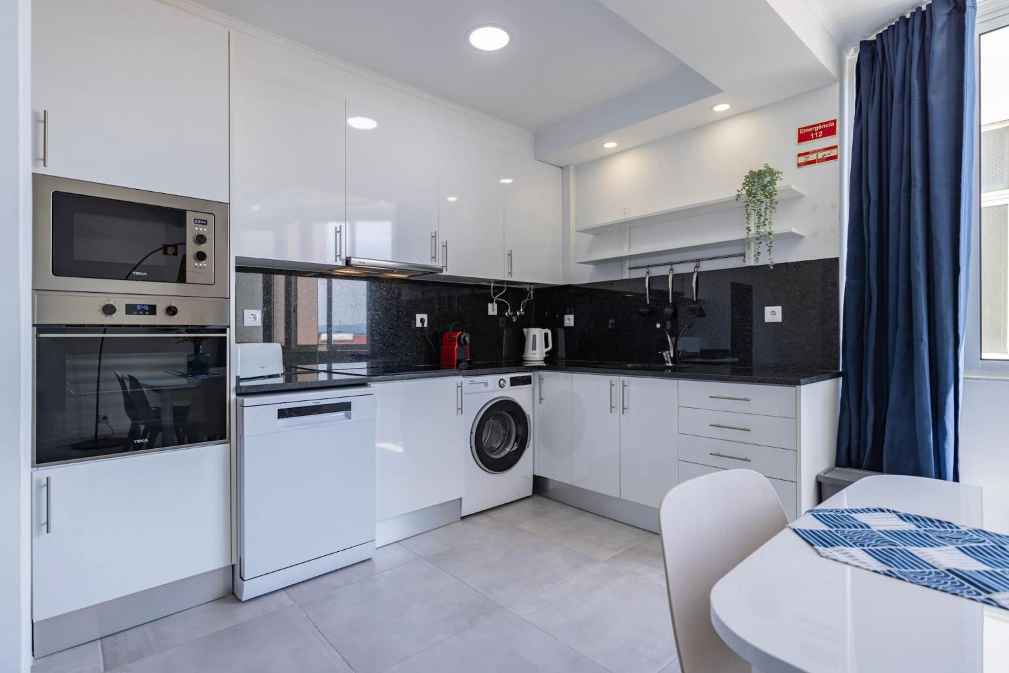 Urban Elegance Apartment en Almada — kitchen