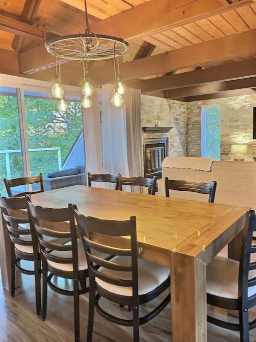 Chalet familial en nature près du Mont-Ste-Anne SKI FOYER PISCINE