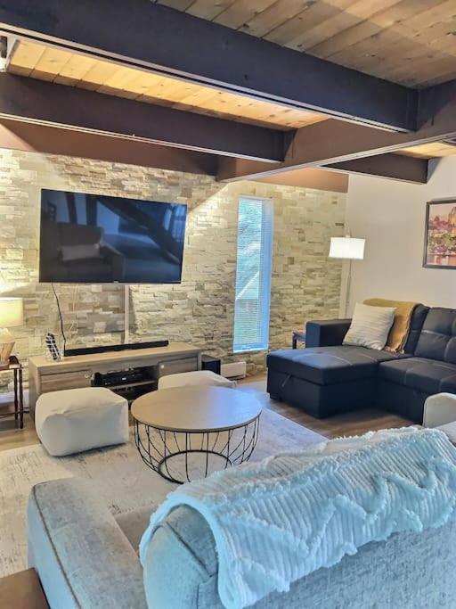 Chalet familial en nature près du Mont-Ste-Anne SKI FOYER PISCINE