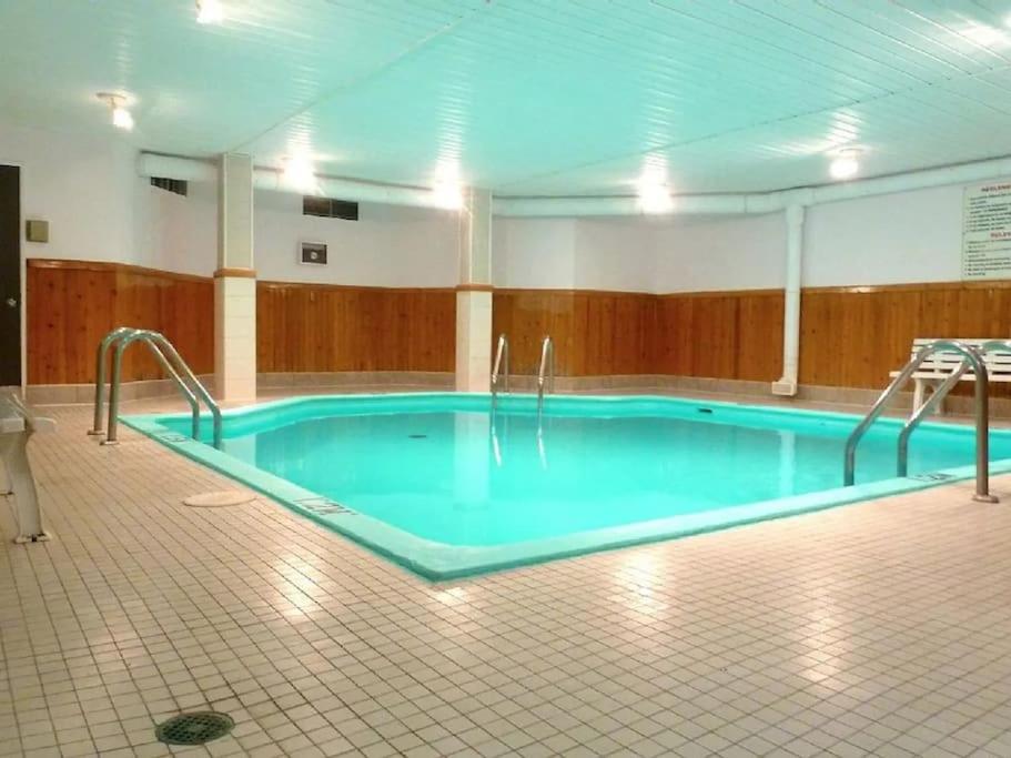 Chalet familial en nature près du Mont-Ste-Anne SKI FOYER PISCINE
