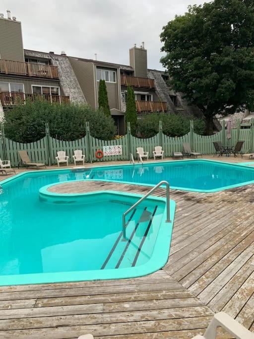 Chalet familial en nature près du Mont-Ste-Anne SKI FOYER PISCINE