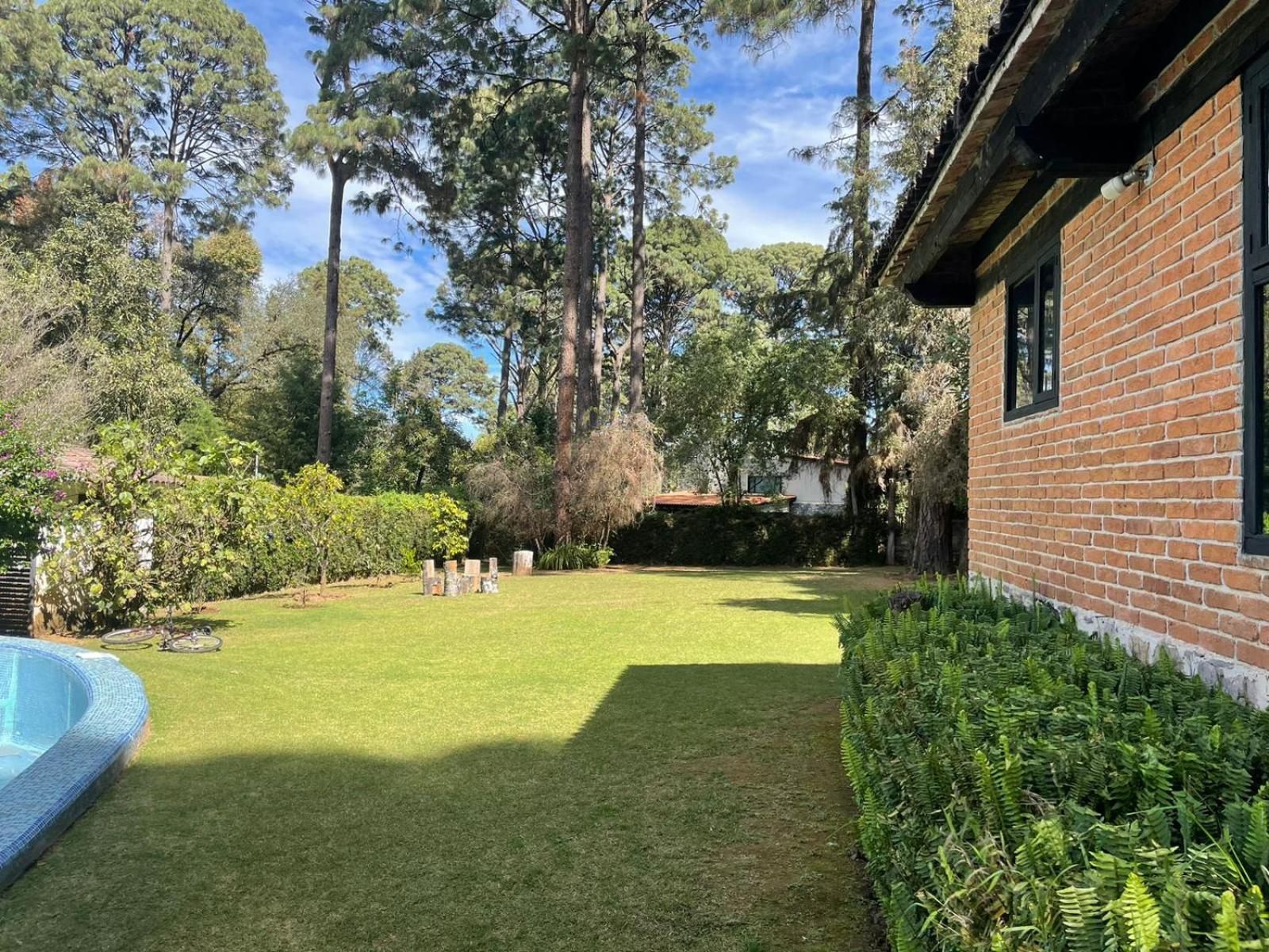 Hermoso Jardín con casa de campo en Avandaro