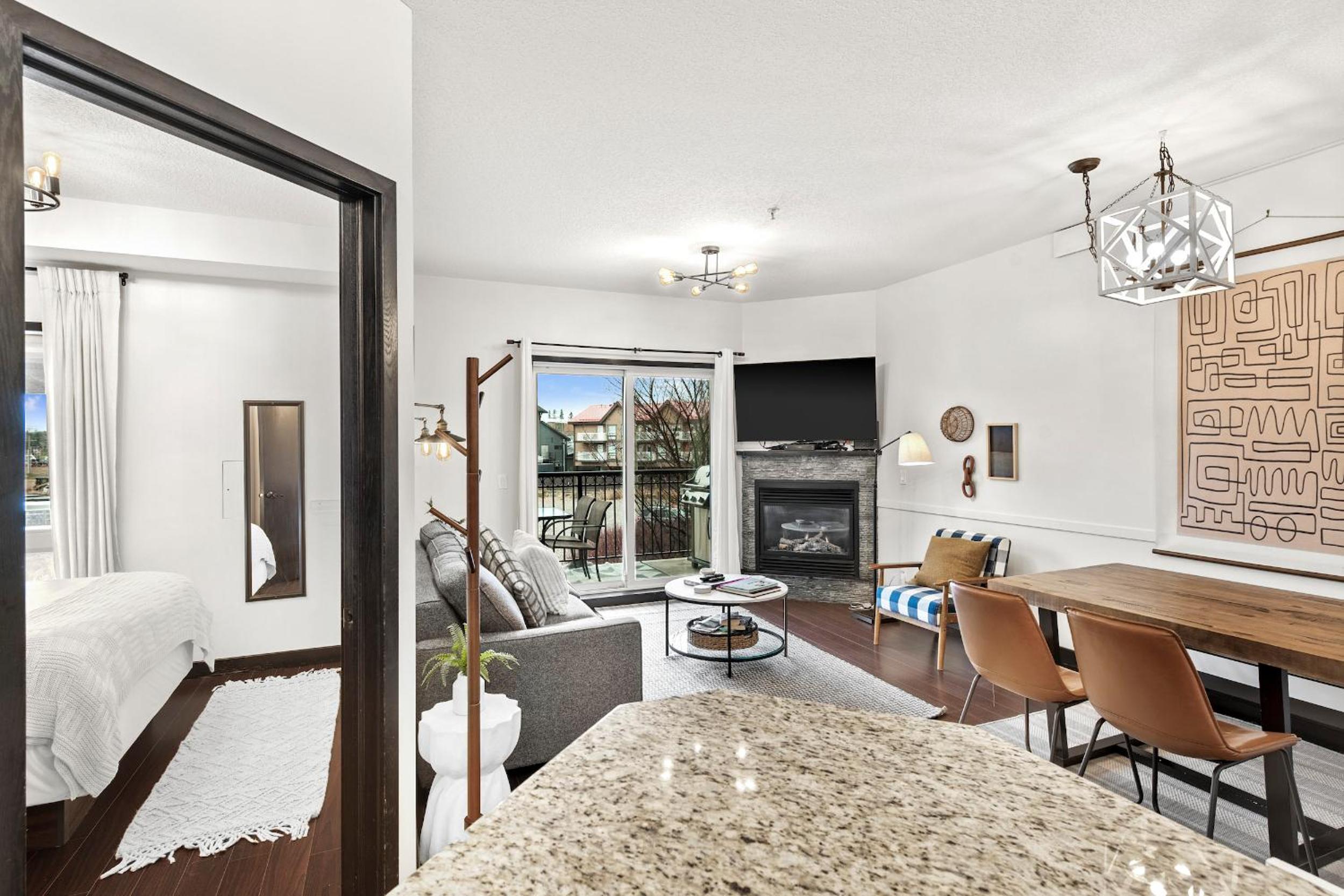 Luxury 3B Mountain Views- Pool & Hot Tub -Sleeps 10