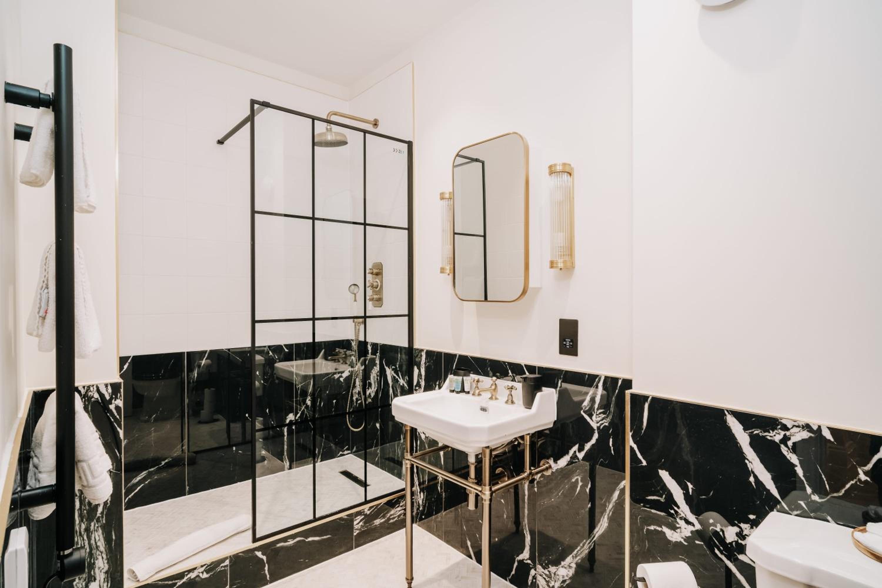 Stylish Historic City Pad, Families Contractors, WiFi view 3