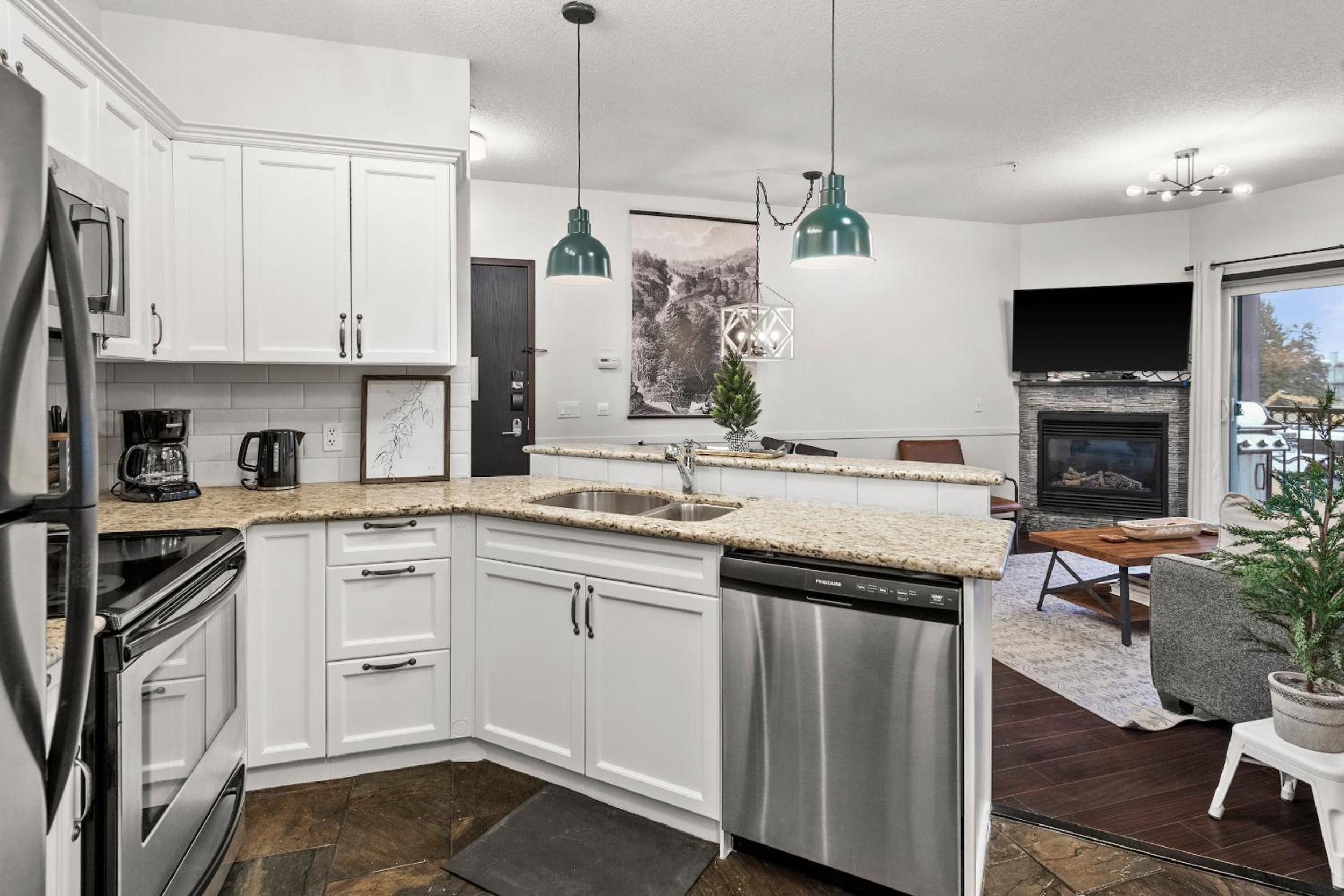 Luxury 3B Mountain Views- Pool & Hot Tub -Sleeps 10