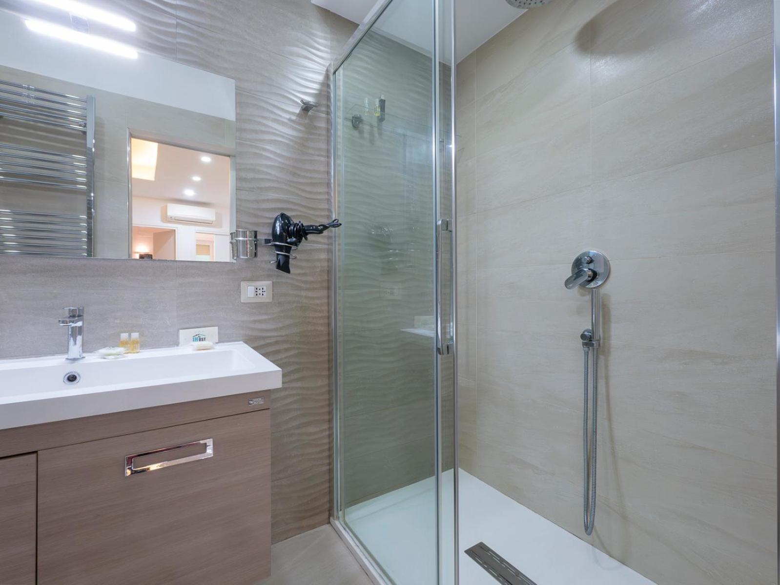 I Host Apartment - Della Torre 9