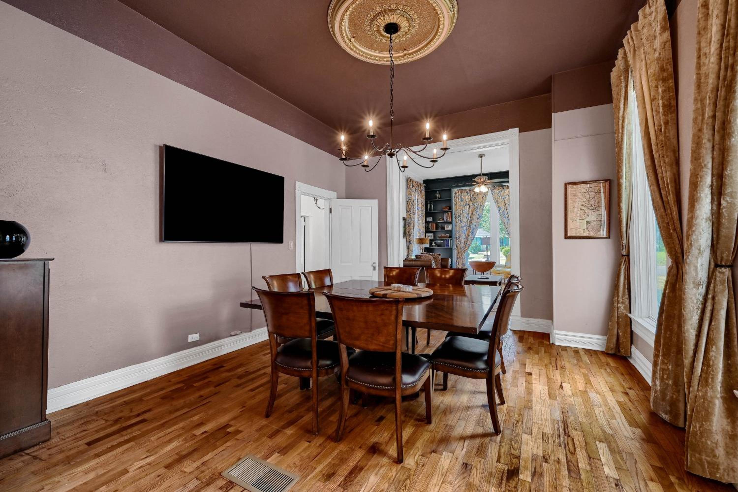 Pet Friendly with Full Kitchen & Fenced Yard view 5