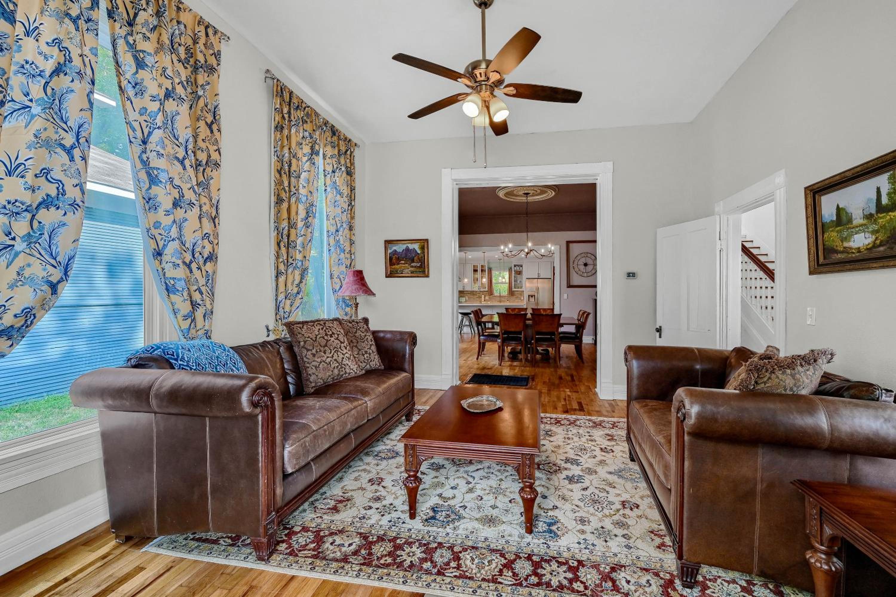 Pet Friendly with Full Kitchen & Fenced Yard view 4