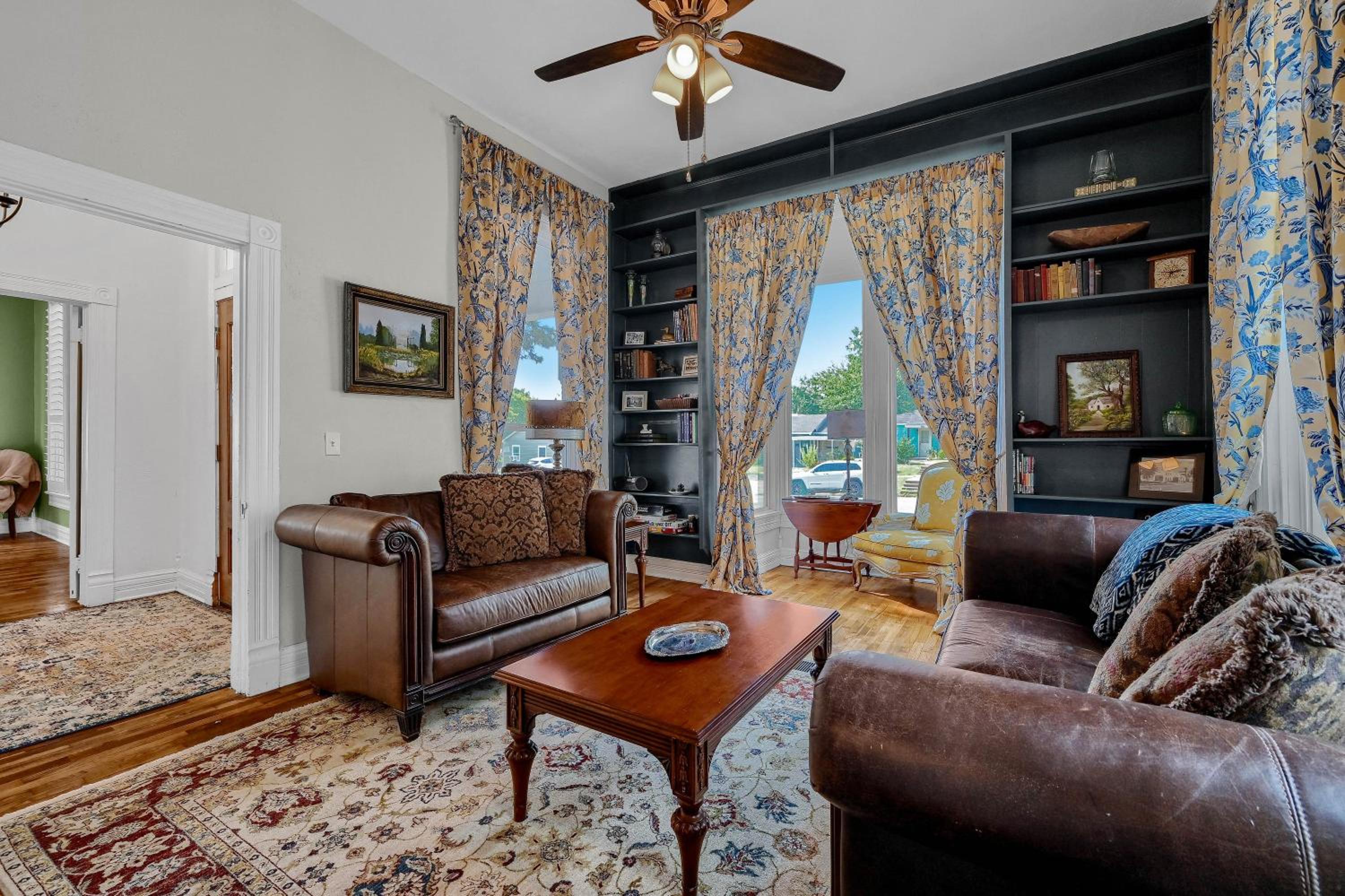 Pet Friendly with Full Kitchen & Fenced Yard view 3