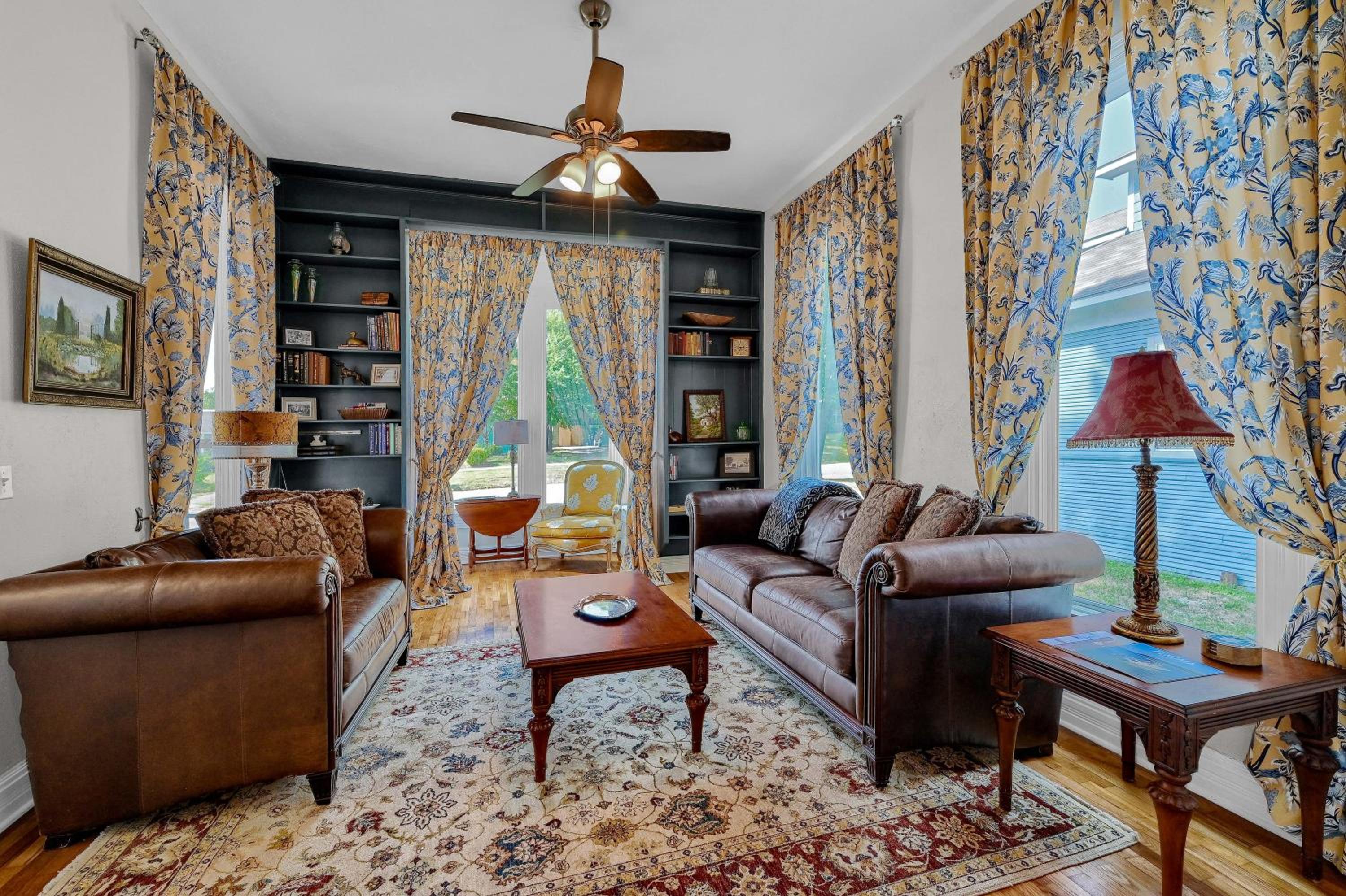 Pet Friendly with Full Kitchen & Fenced Yard view 2