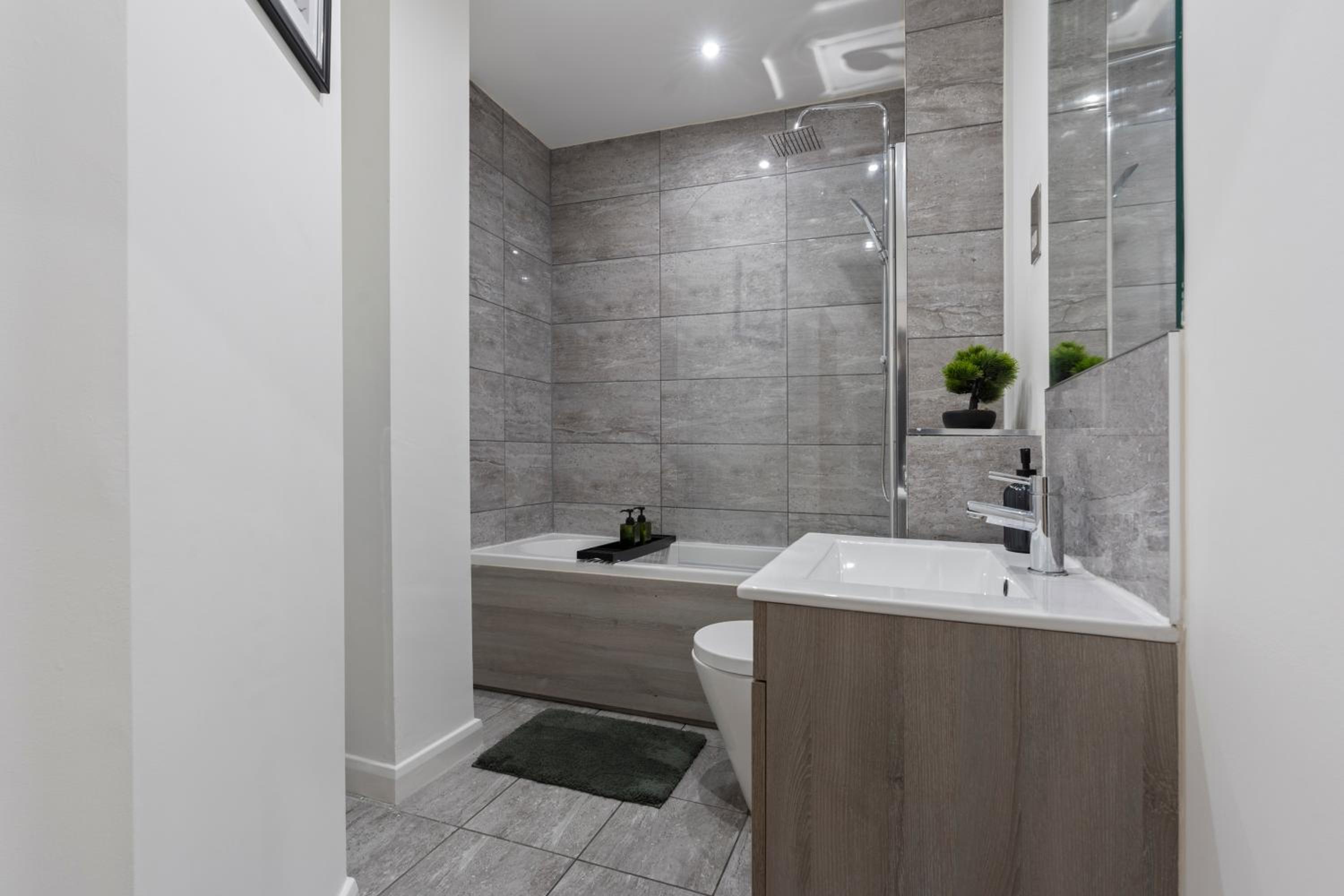 City Centre Leicester Entire Apartment- Game Table, WiFi, Netflix view 4