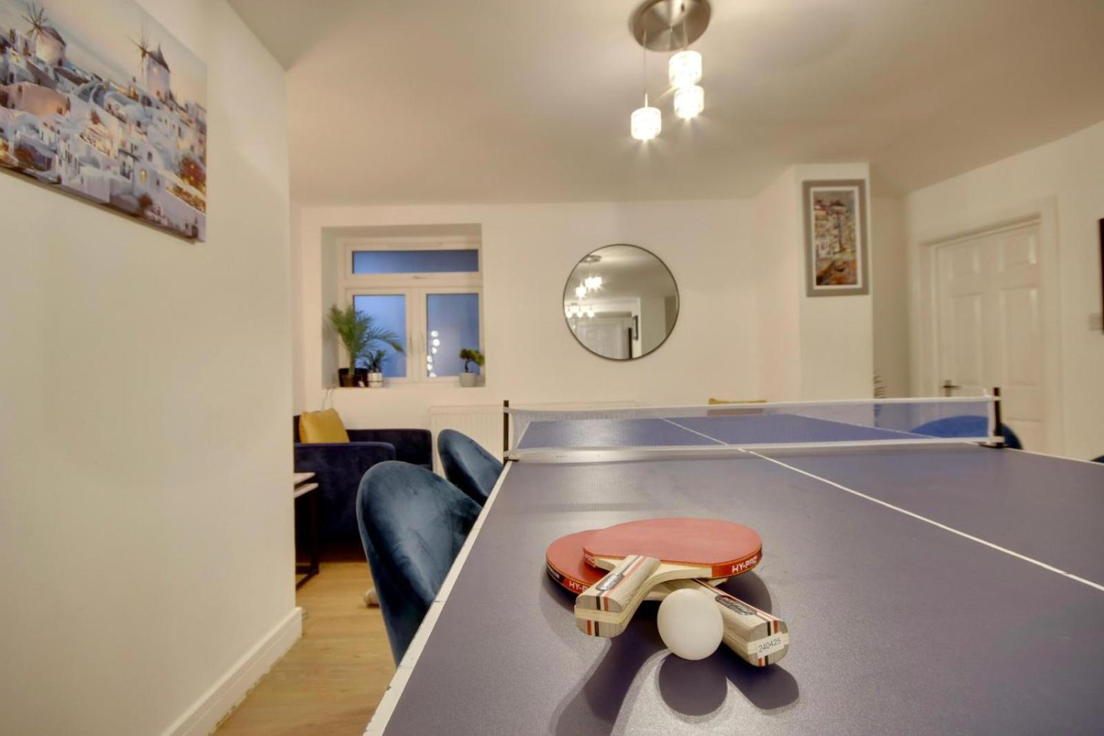 Southsea Common Luxury Retreat Hot Tub Pool table view 4