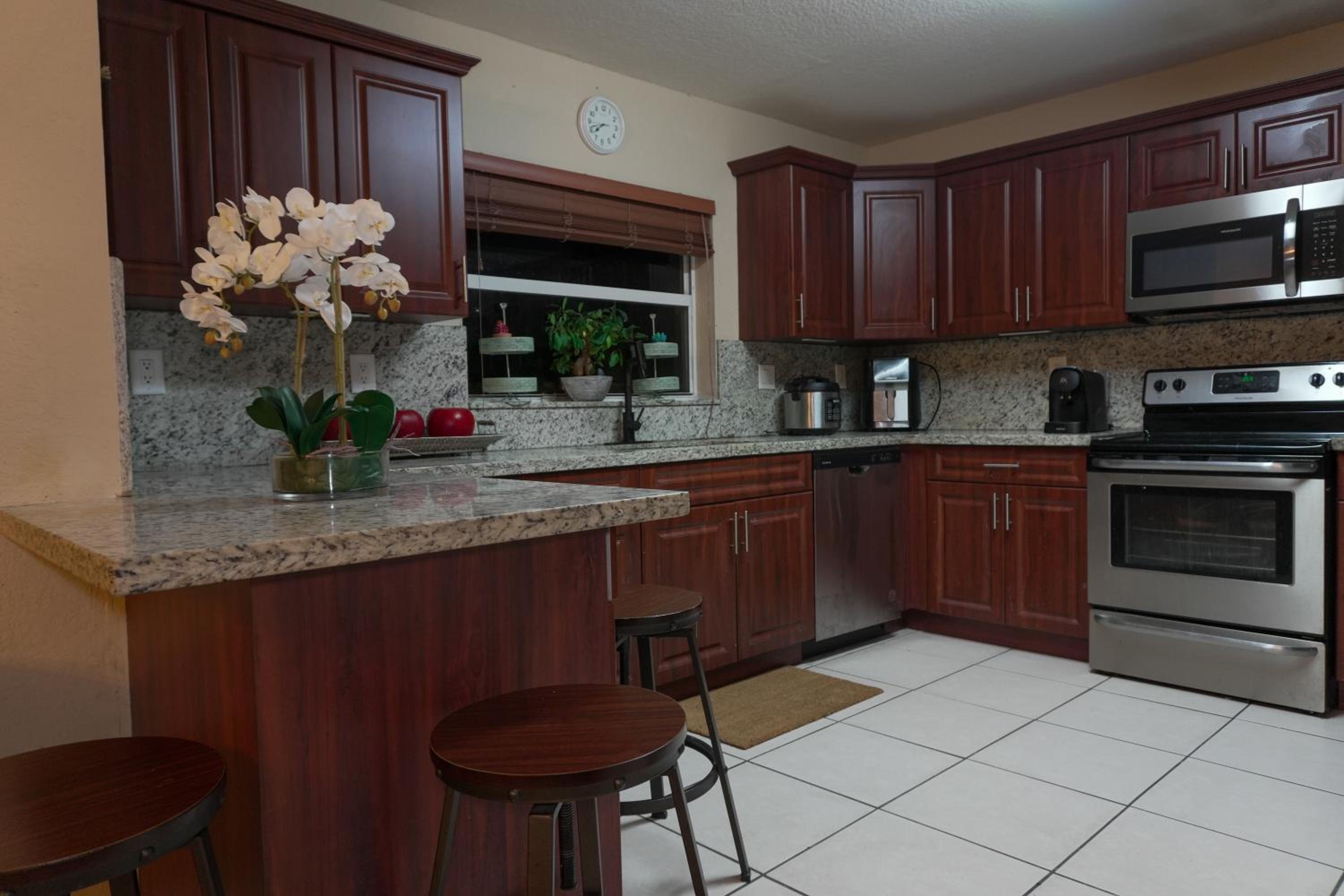 The Miamiville - Hidden Gem with Free Parking